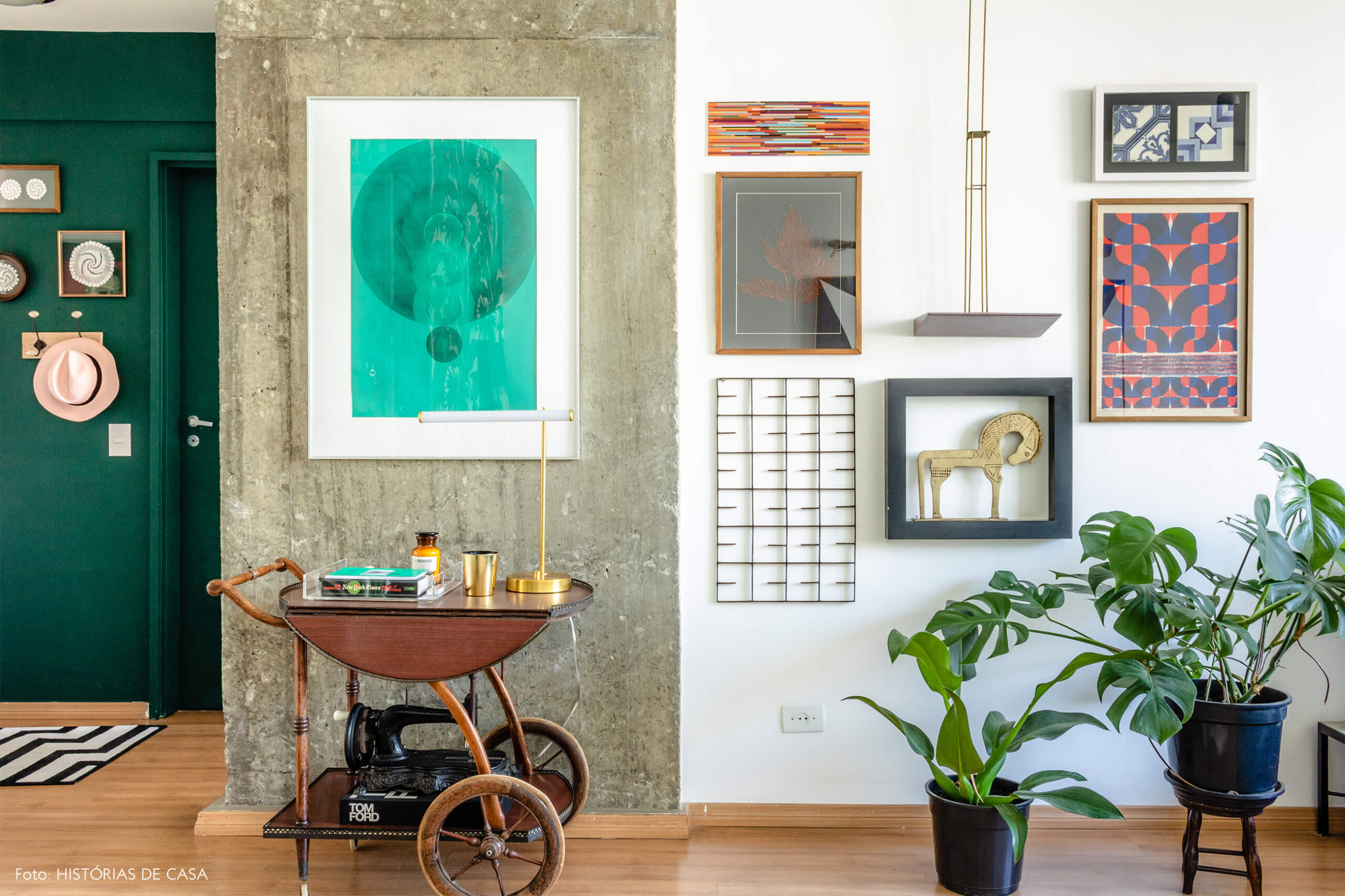 Sala com parede verde e quadros