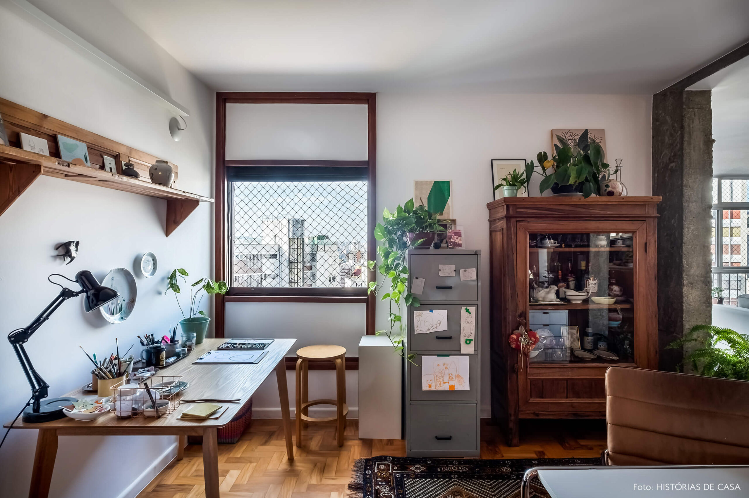 Home office integrado com a sala, móveis de madeira antigos