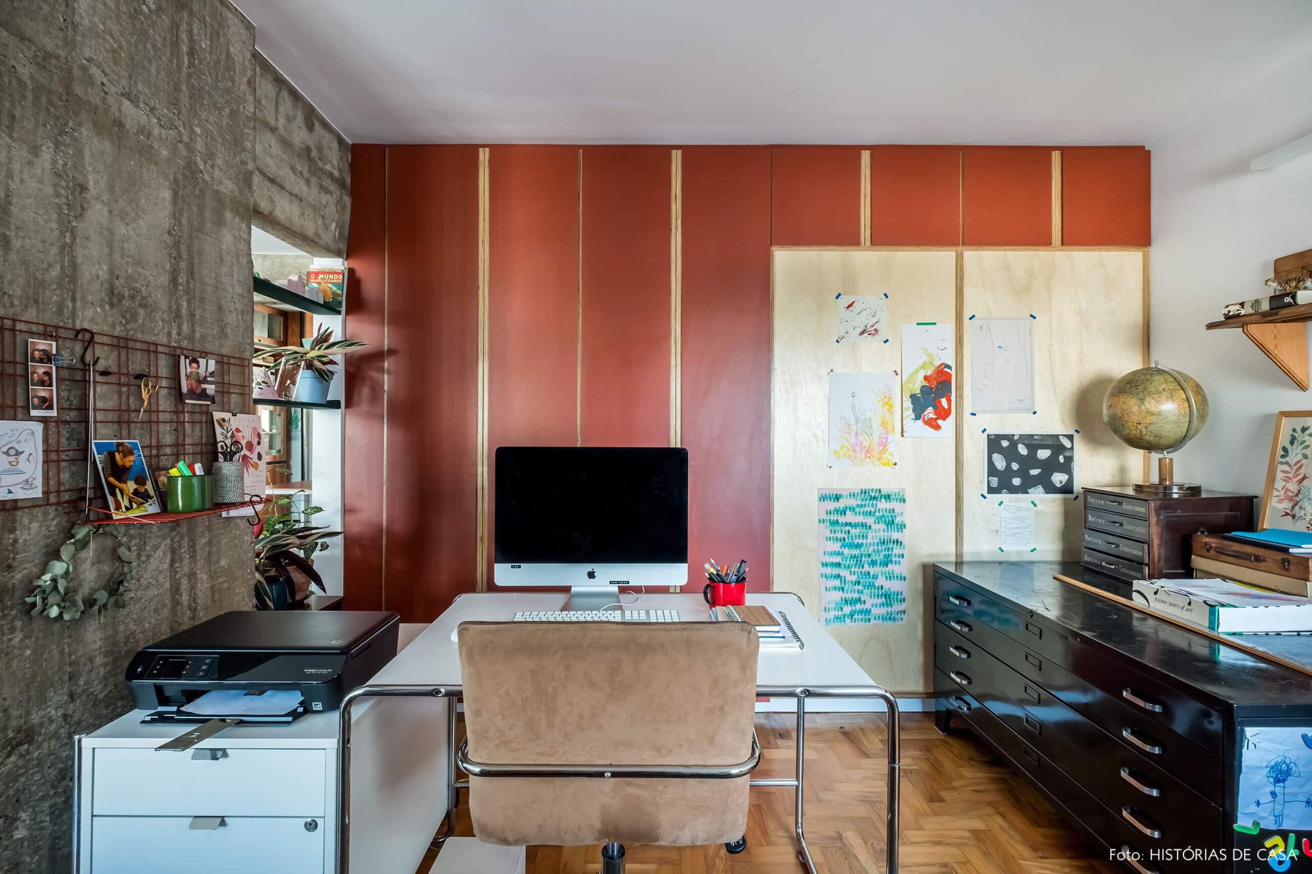 Home office integrado com a sala, móveis de Formica colorida