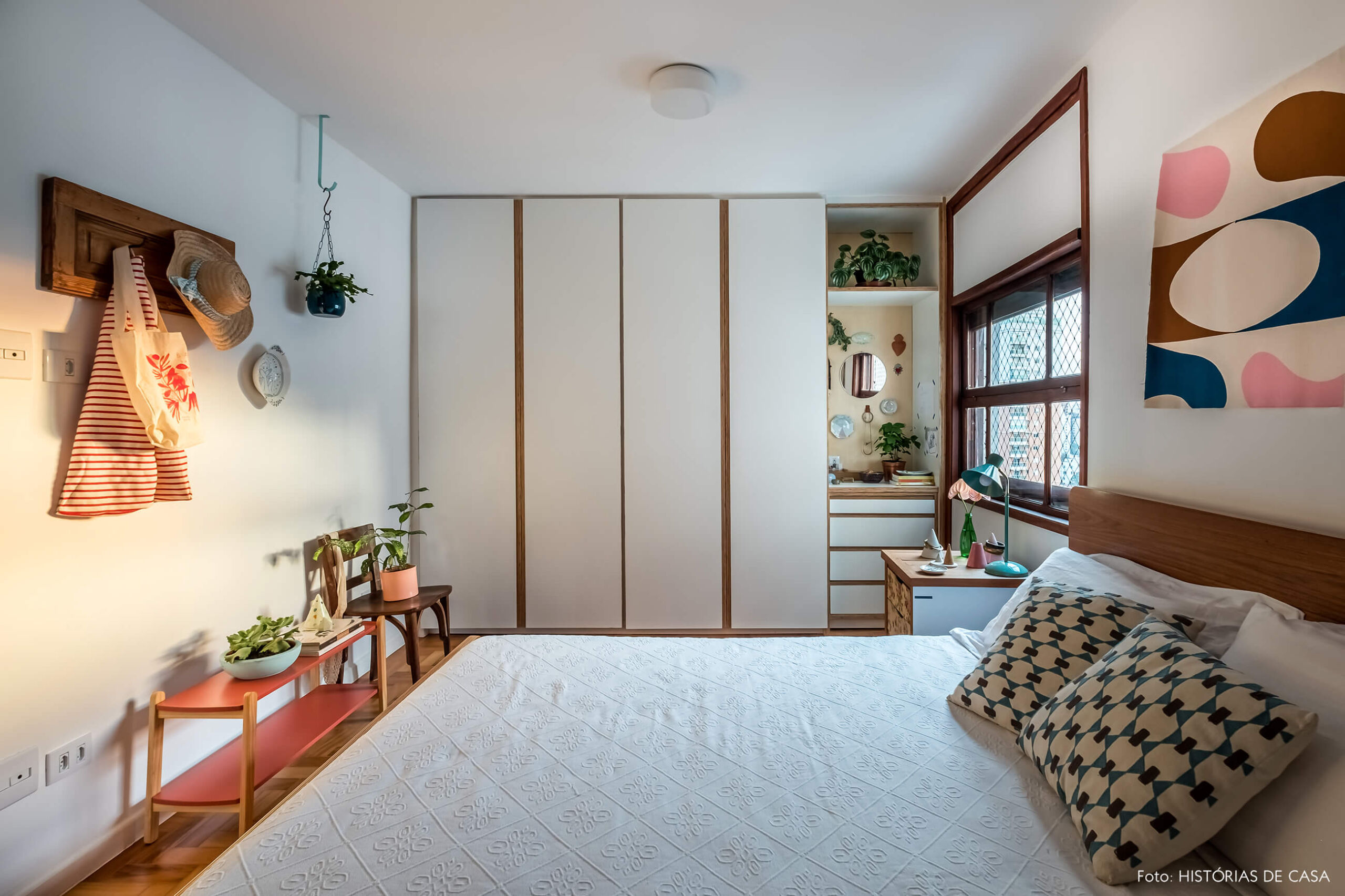 Quarto de casal com armários de marcenaria e penteadeira em nicho