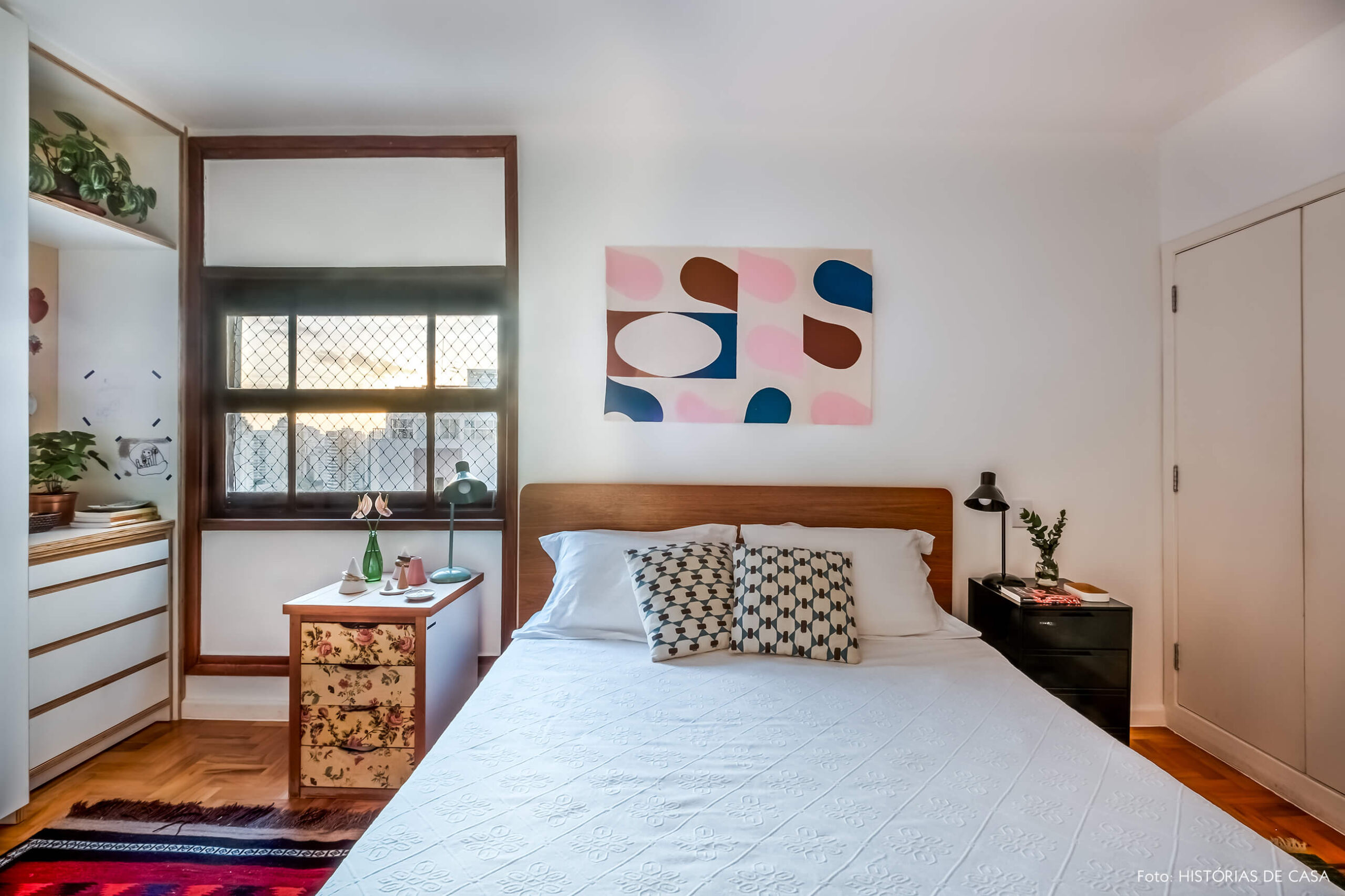 Quarto de casal com armários de marcenaria e cama de madeira