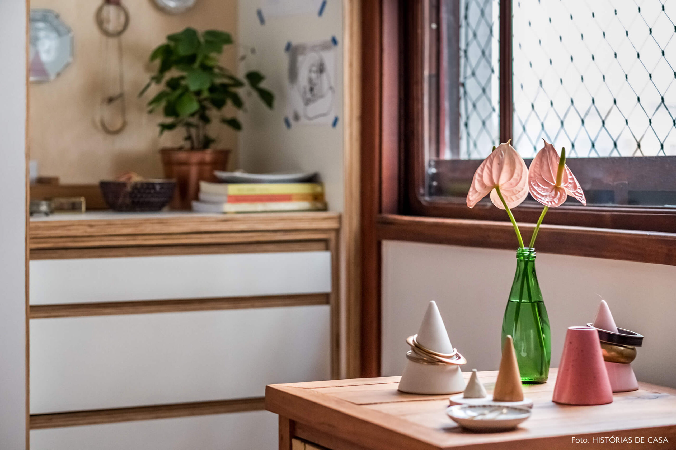 Quarto de casal com armários de marcenaria e penteadeira em nicho