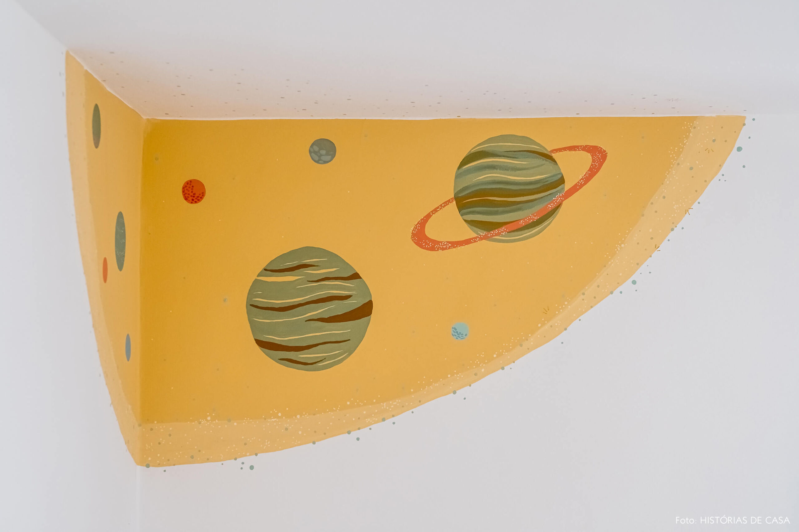 Quarto de criança com móveis de madeira e pintura na parede