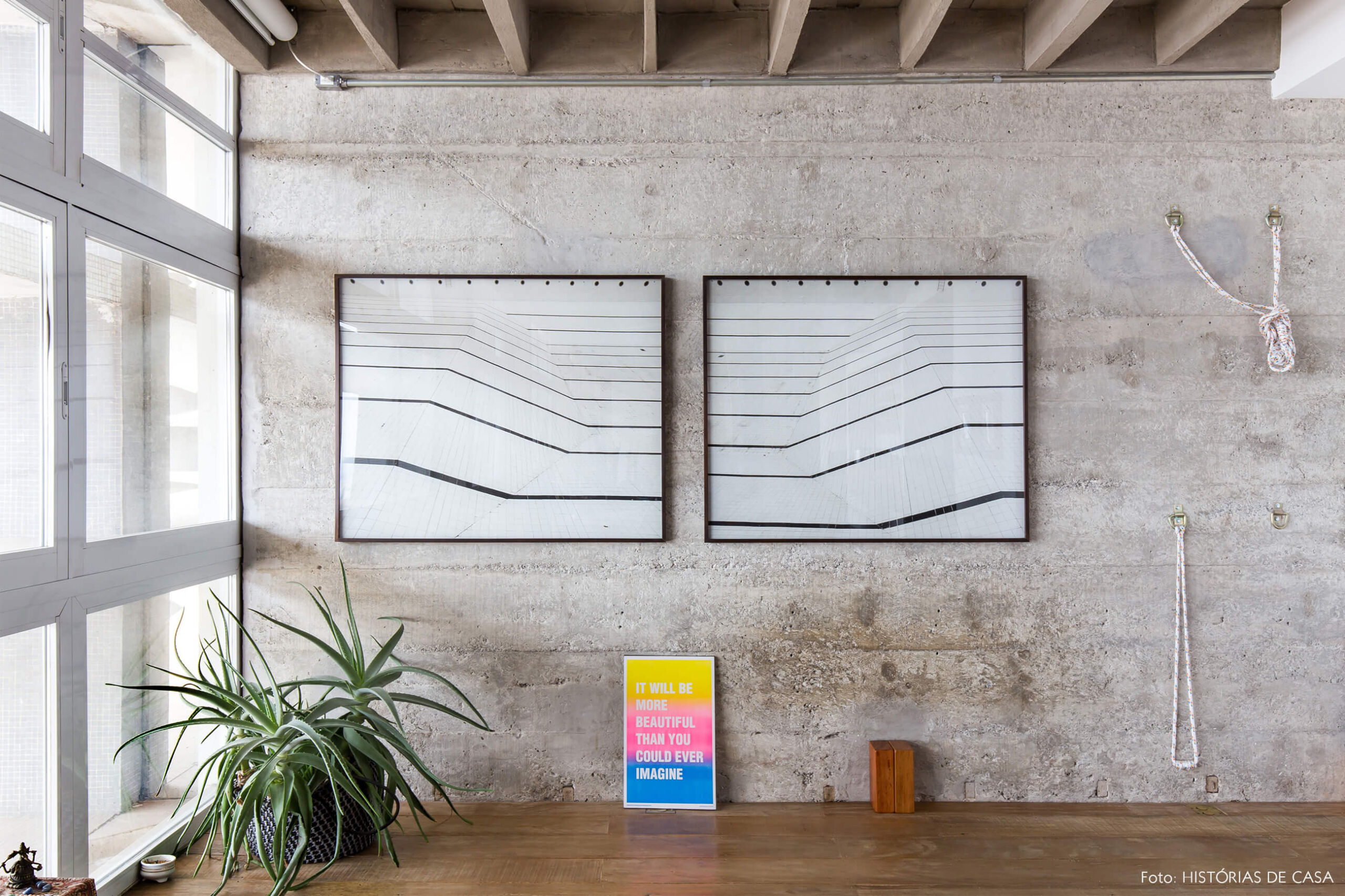 decoração copan parede de concreto quadros plantas piso de madeira sala yoga