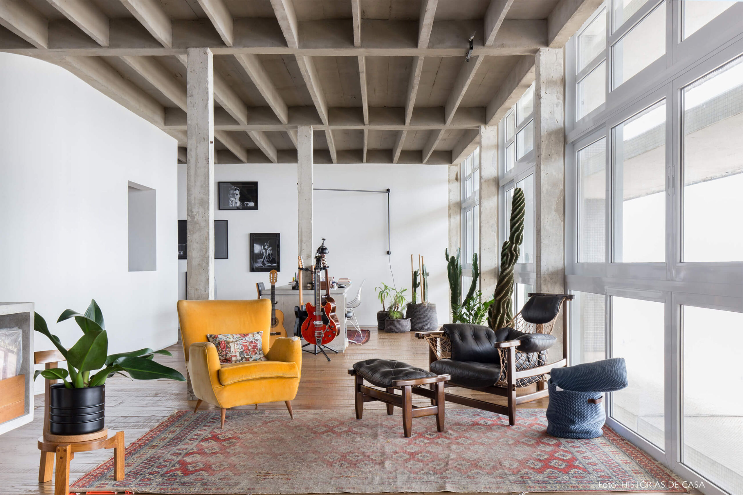 decoração copan poltrona sérgio rodrigues colunas concreto poltrona amrela