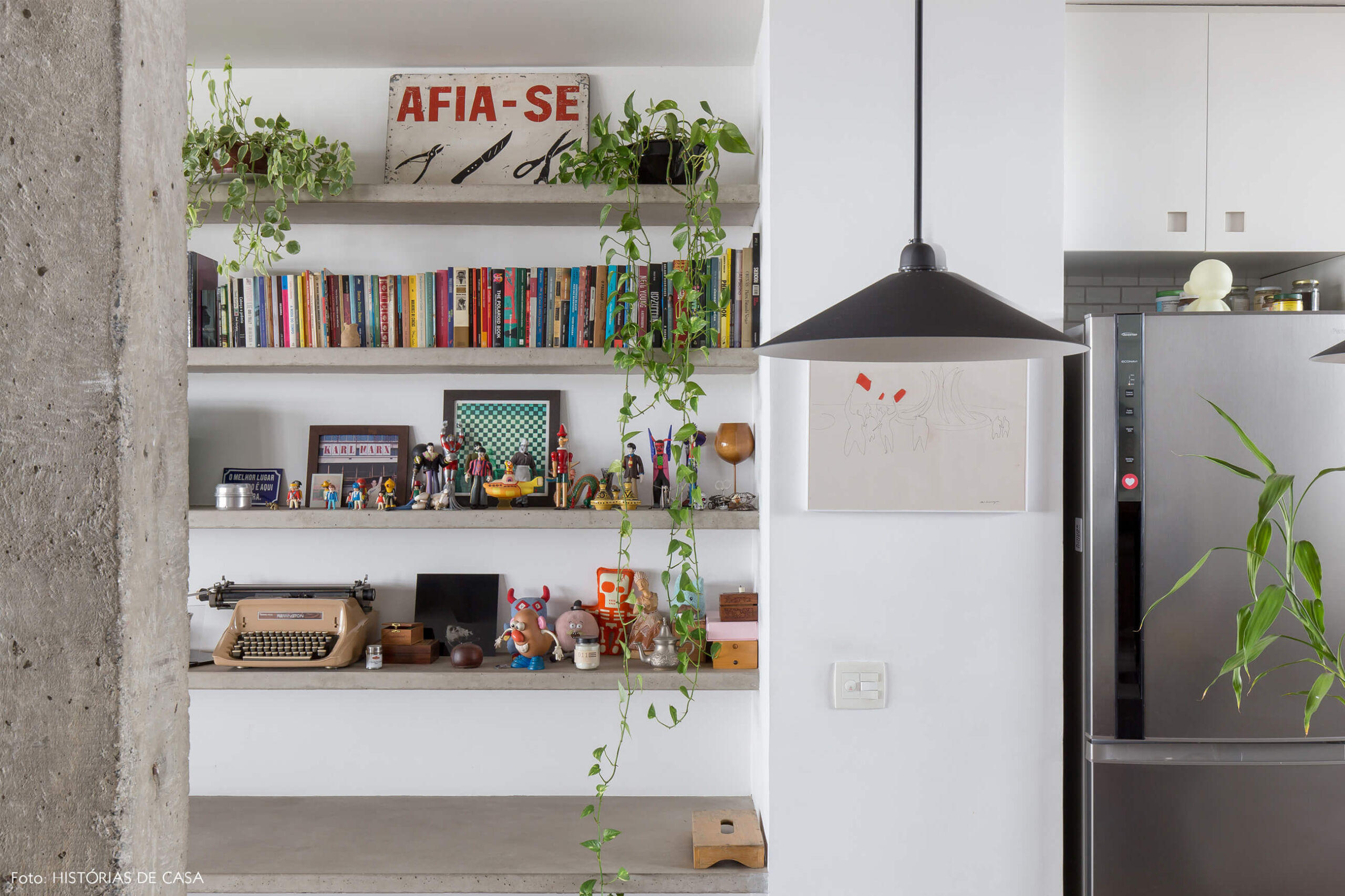 Ap decoração copan cozinha sala bancada e colunas de concreto plantas e luminária preta