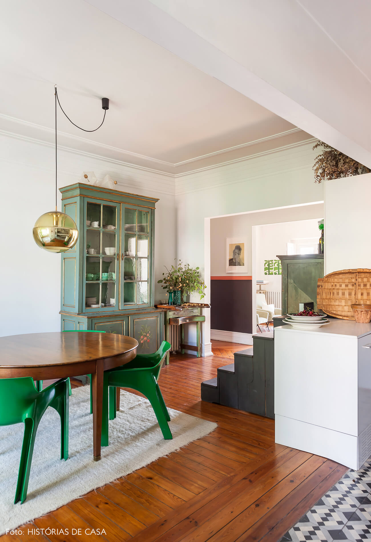 Decoração cozinha e sala com cadeiras verdes piso e mesa de madeira