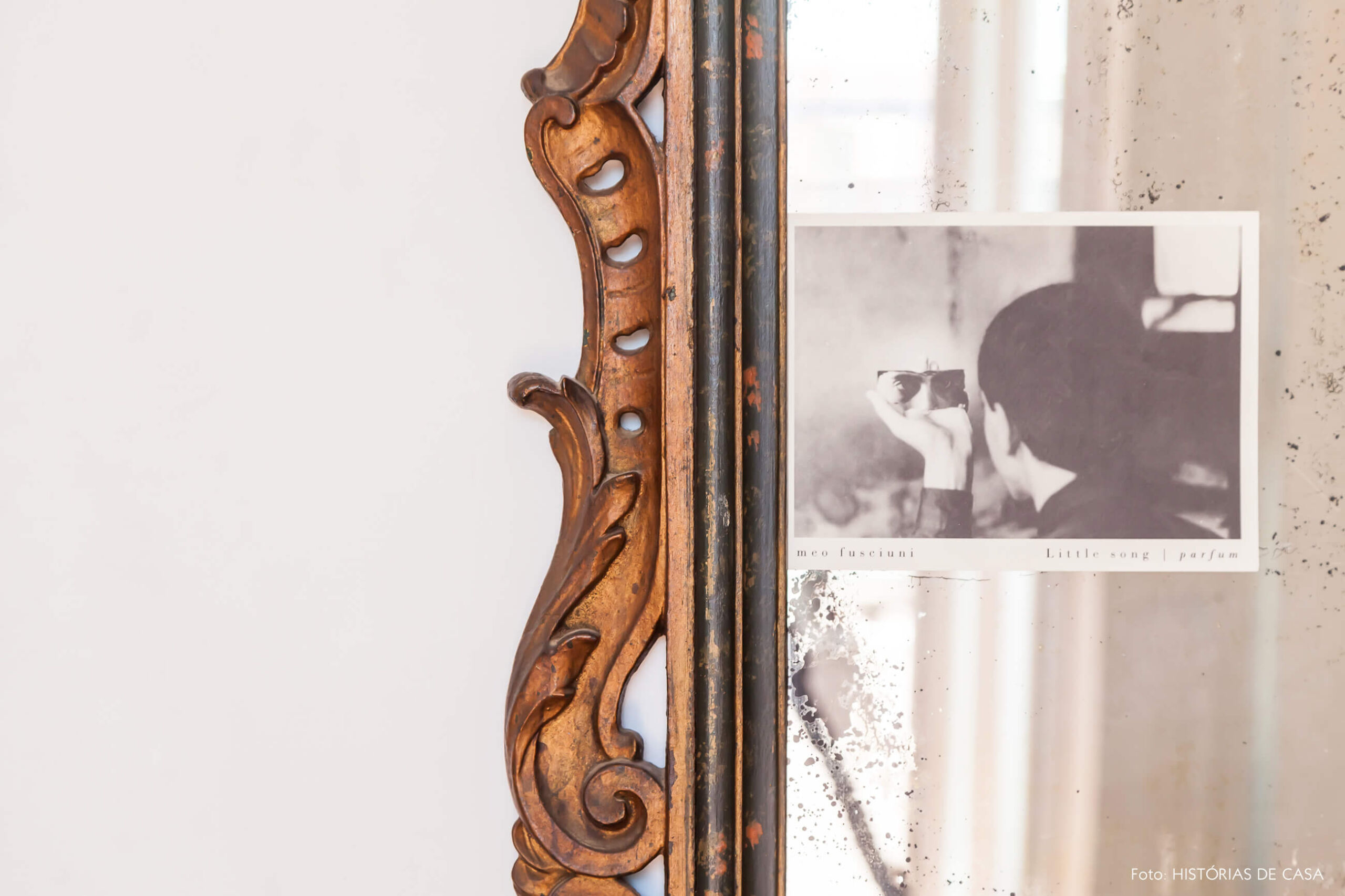 decoração detalhe espelho moldura dourada