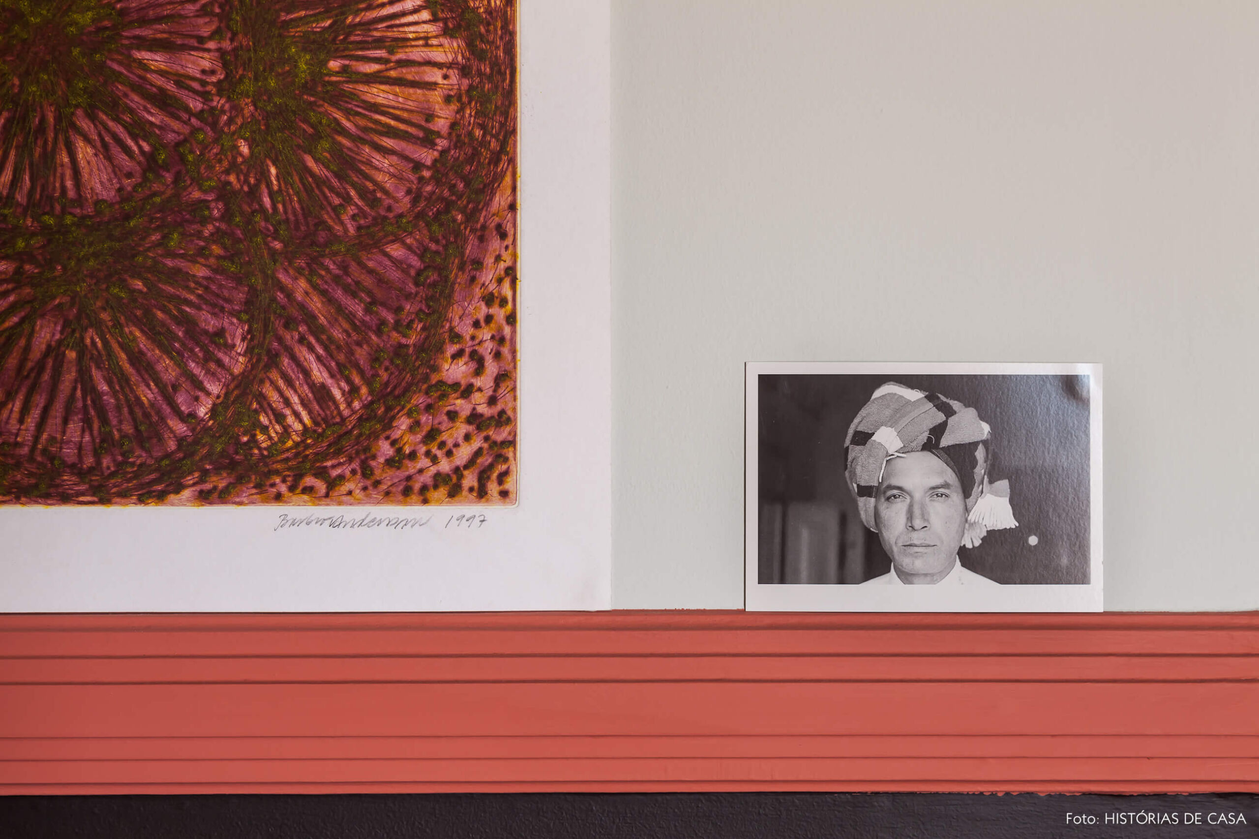 Decoração parede preta e vermelha com fotos e quadro