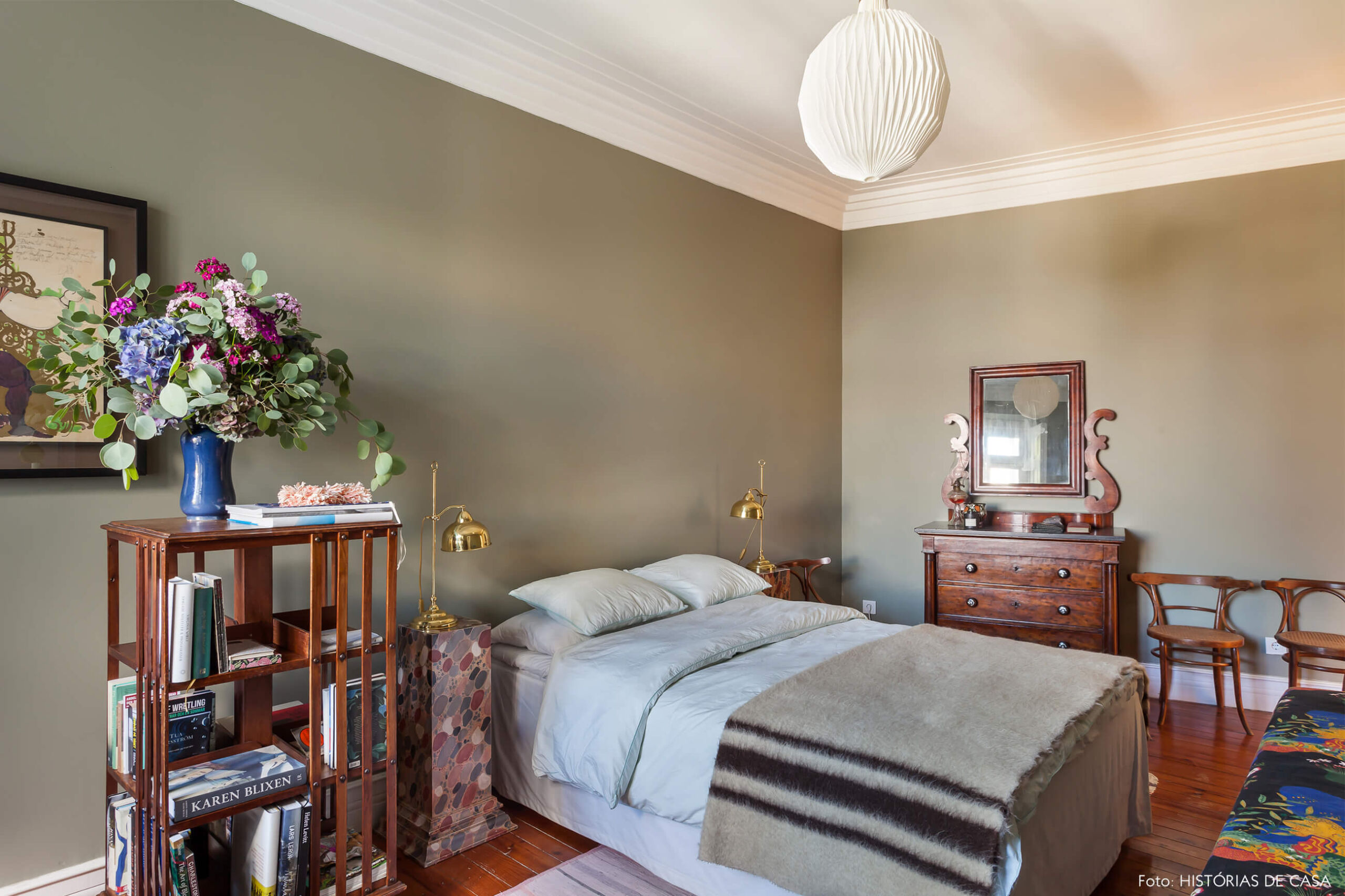 Ap decoração quarto com parede verde e móveis de madeira