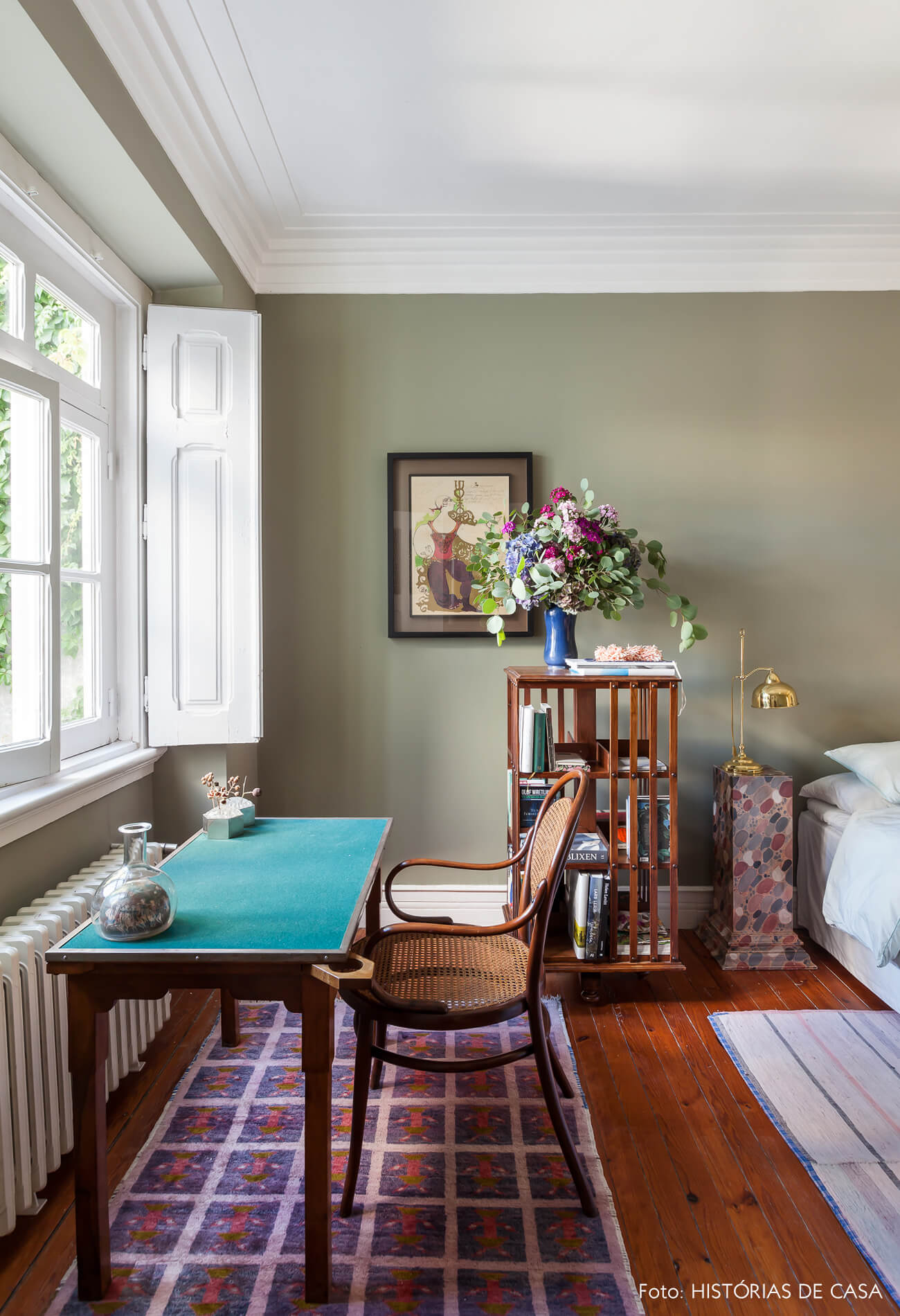 Ap decoração quarto com parede verde e tapete estampado com móveis de madeira