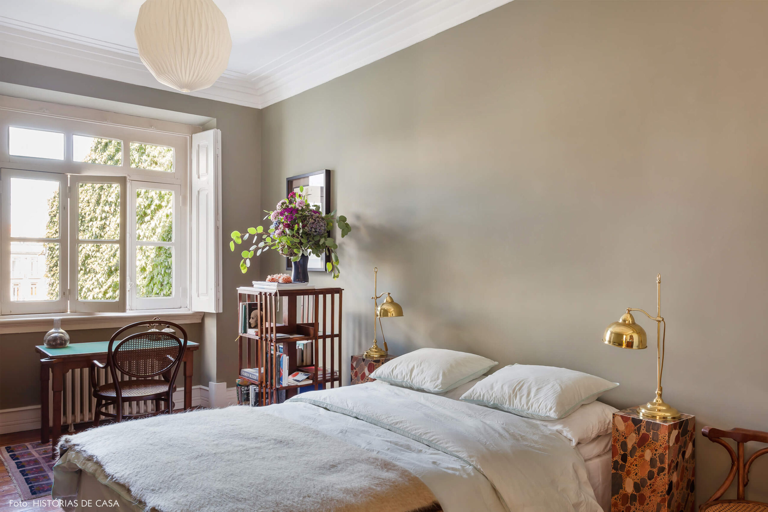 Ap decoração quarto com parede bege e cama branca