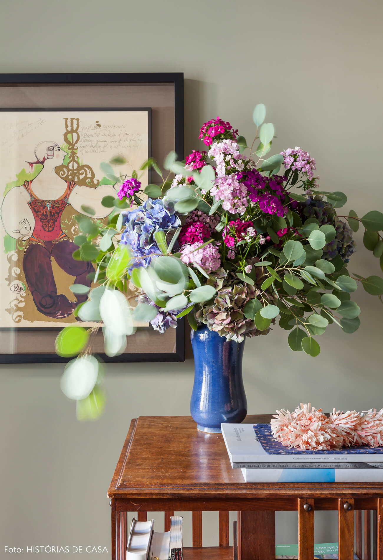 Ap decoração detalhe de vaso e parede verde com quadros