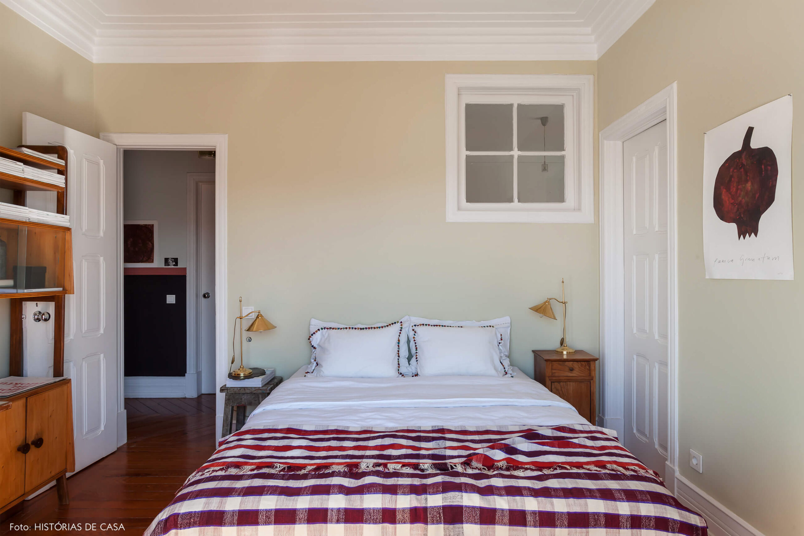 Ap decoração com cama com lençol vermelho parede bege