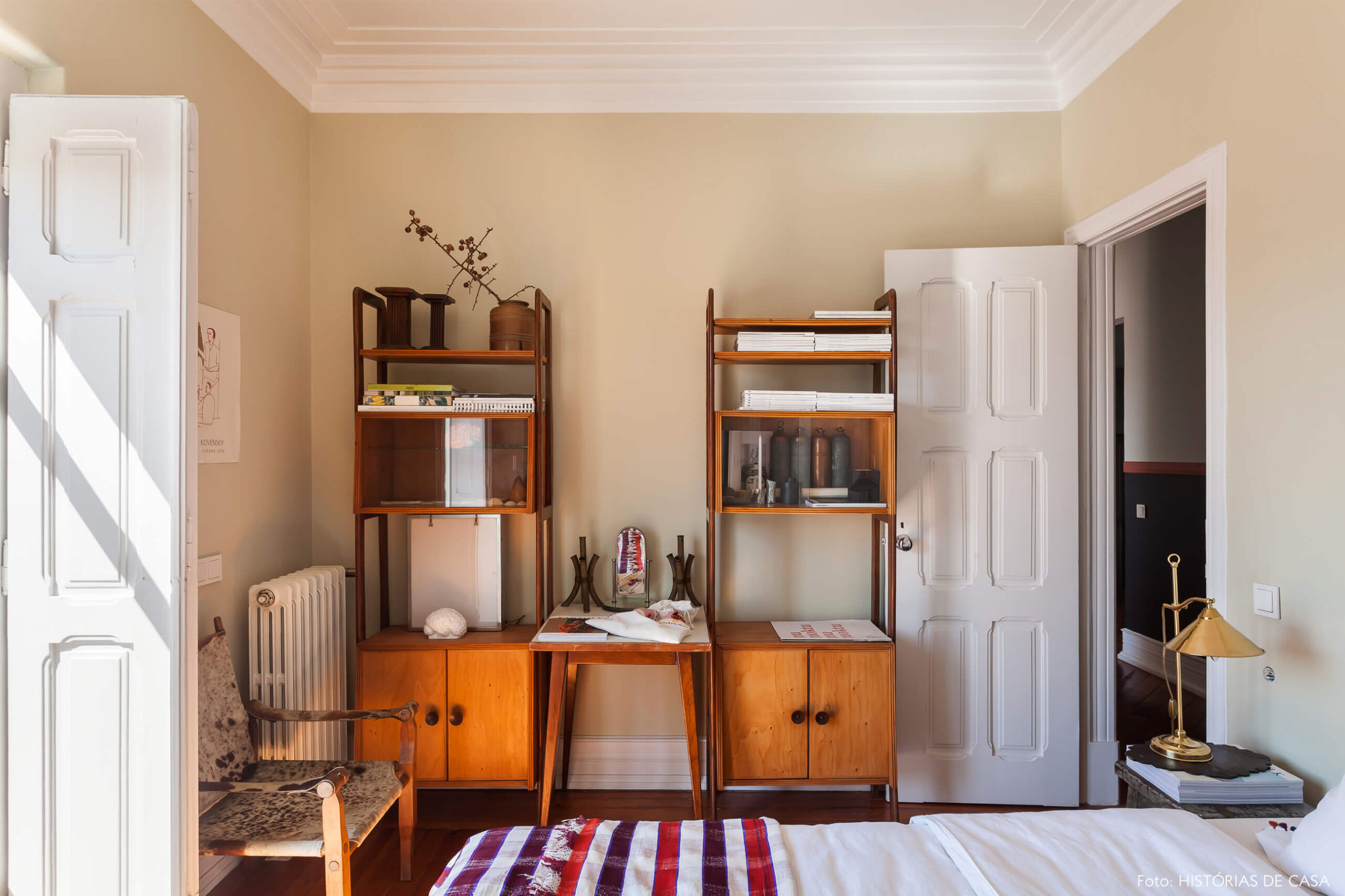 Ap decoração com estantes de madeira e parede bege