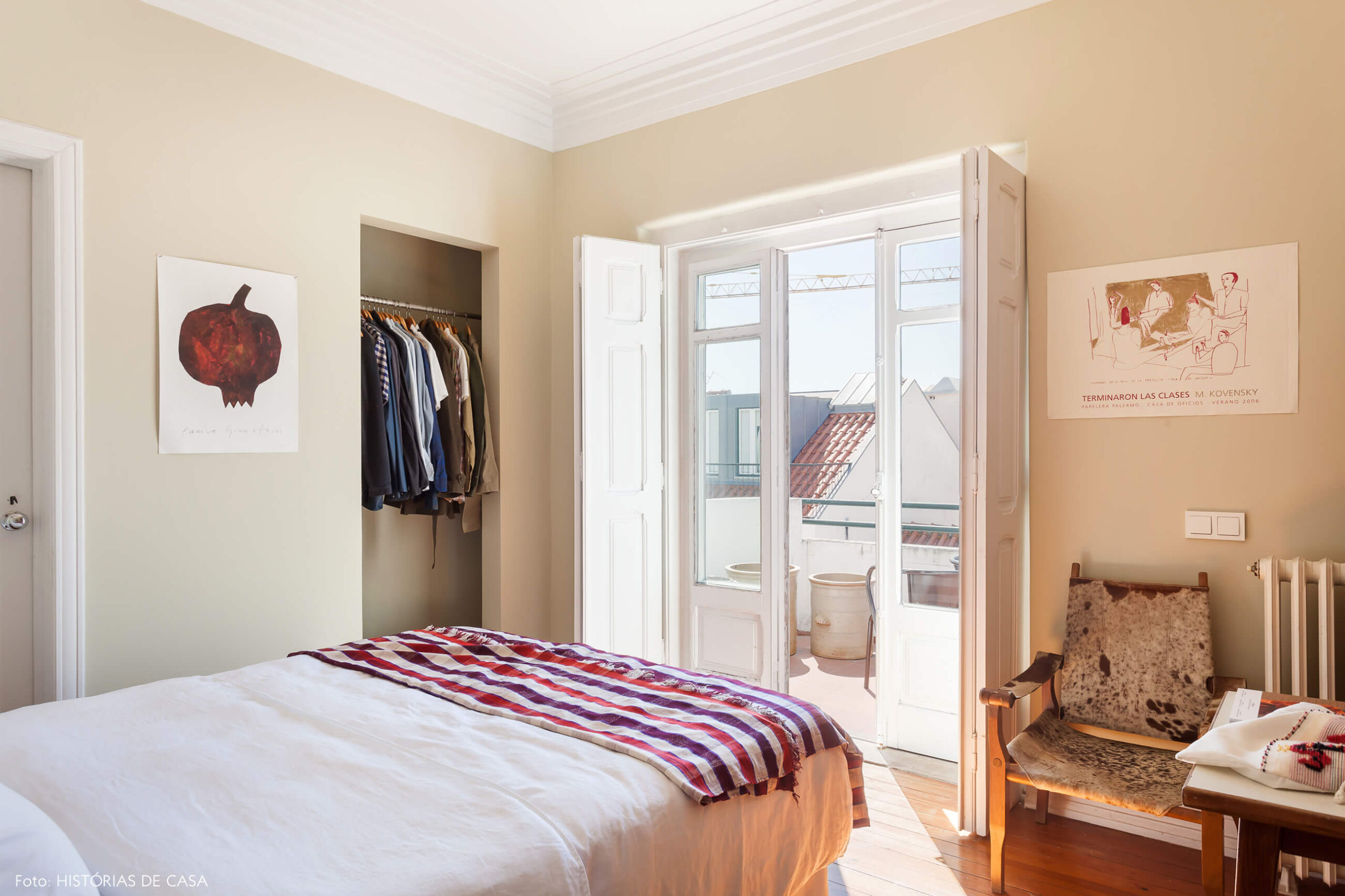 Ap decoração com parede bege e cama com lençol vermelho