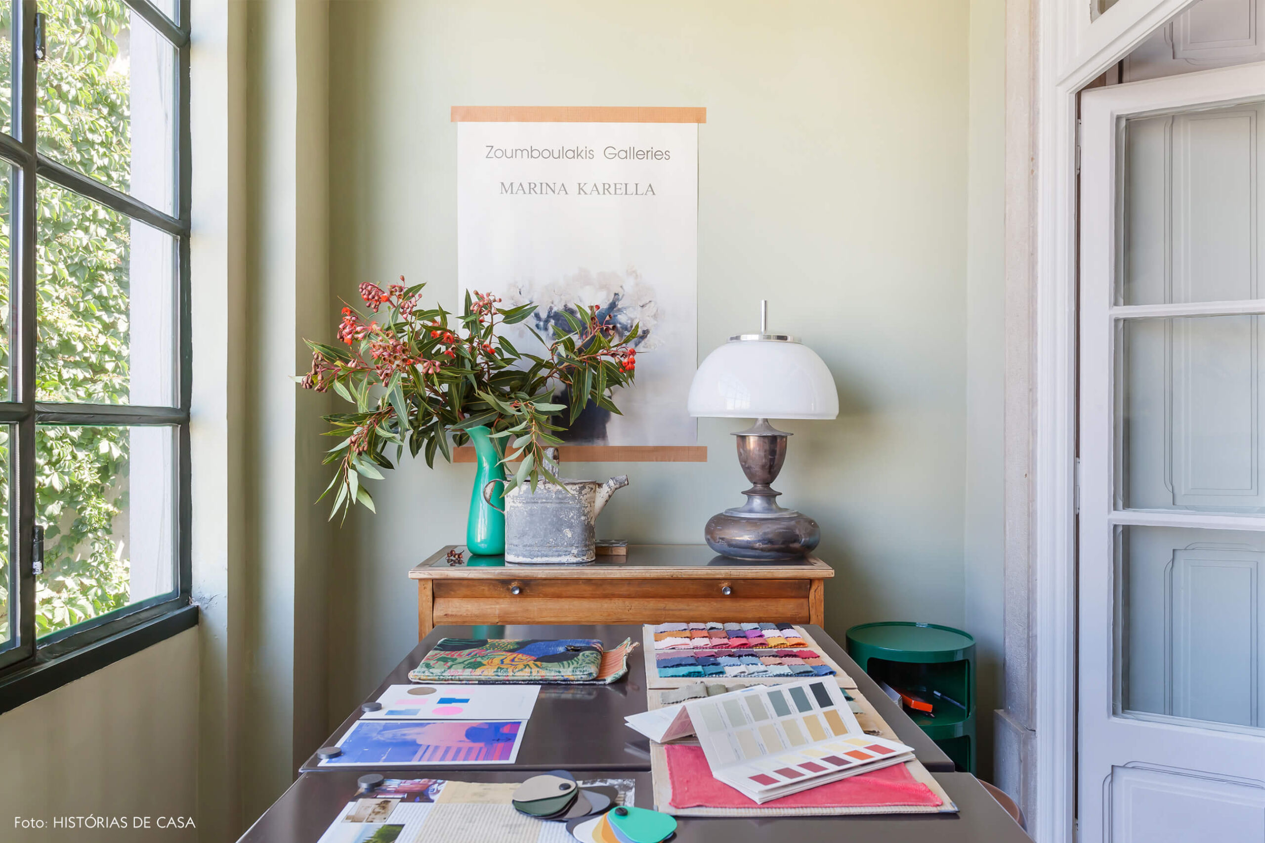 Ap decoração home office verde com mesa madeira e vaso verde