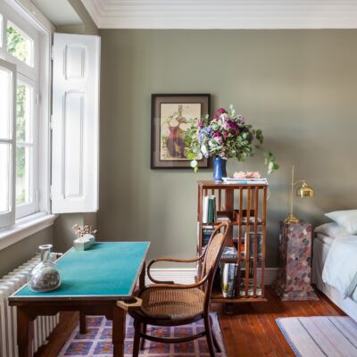 Ap decoração quarto verde com móveis de madeira