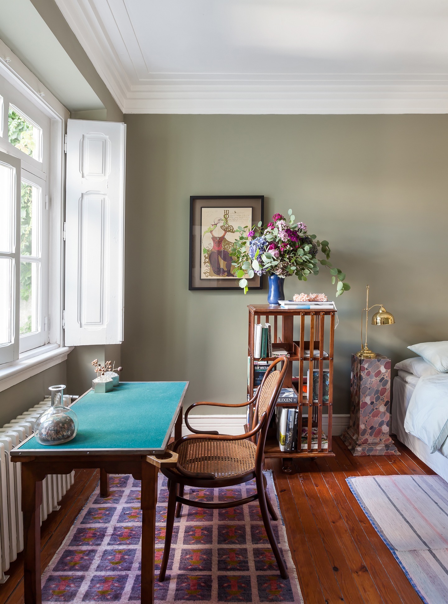 Ap decoração quarto verde com móveis de madeira