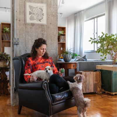 Retrato em sala com piso de madeira e parede de concreto