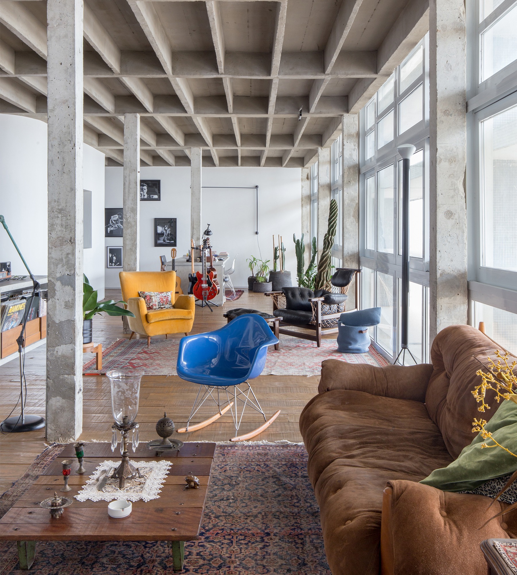 decoração copan colunas de concreto sfá sérgio rodrigues poltrona amaela cadeira azul
