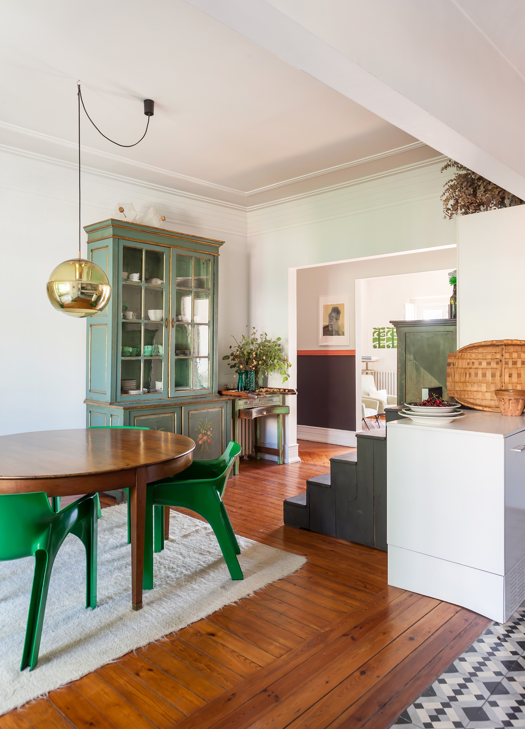Sala e cozinha com cadeiras verdes piso de madeira armário verde decoração