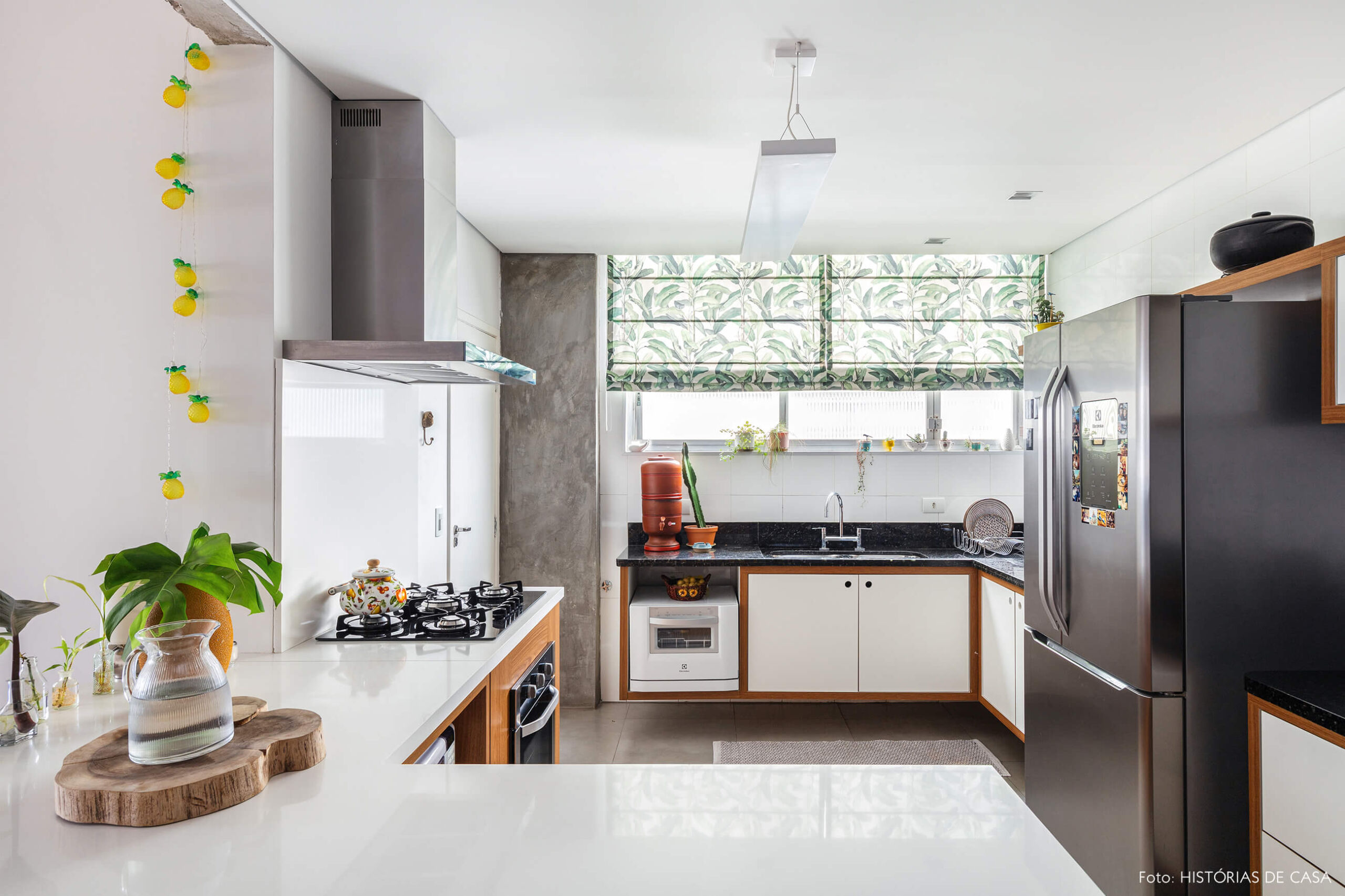 Cozinha com cortina estampada verde