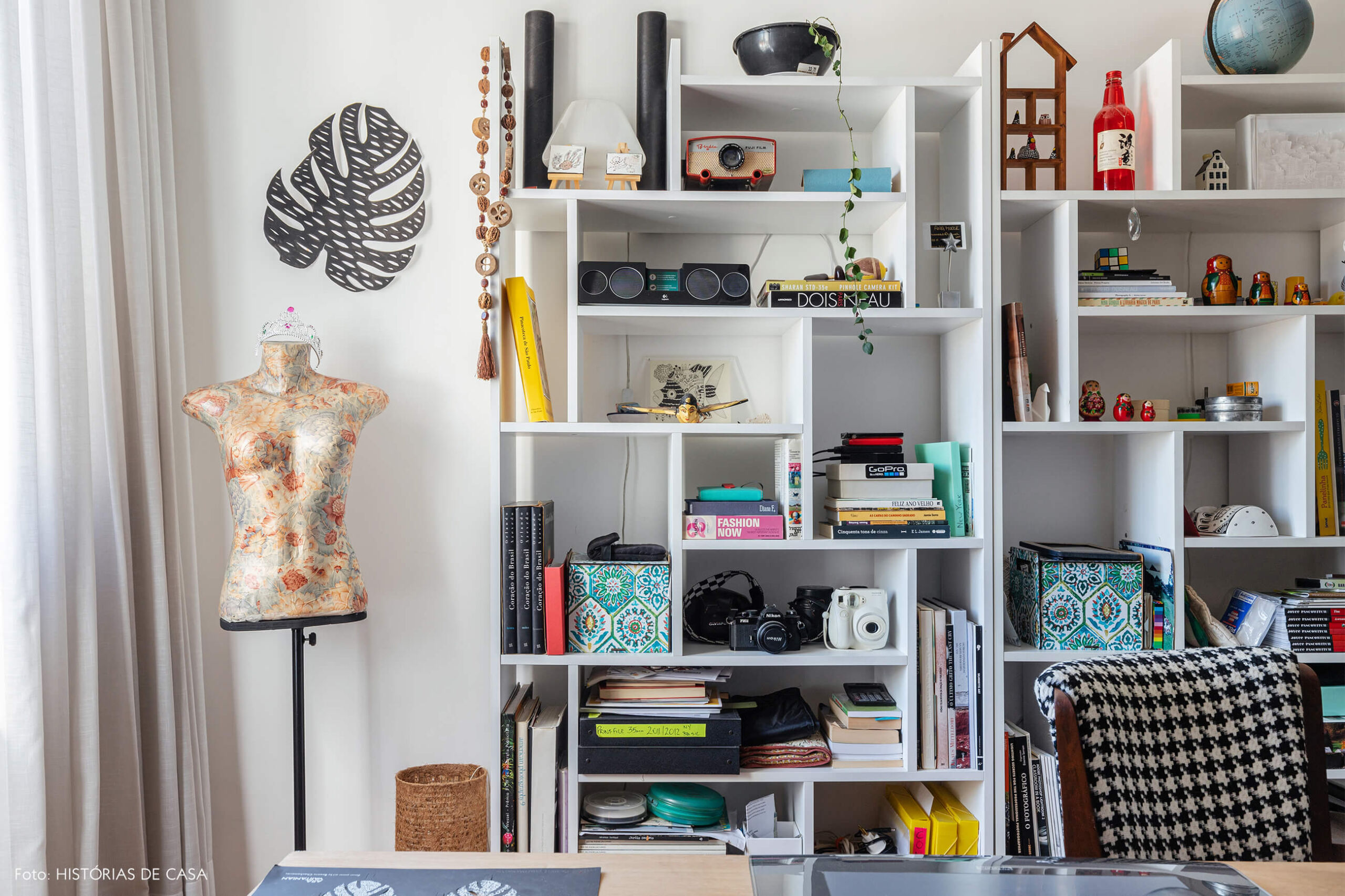 Escritório prateleira branca com livros