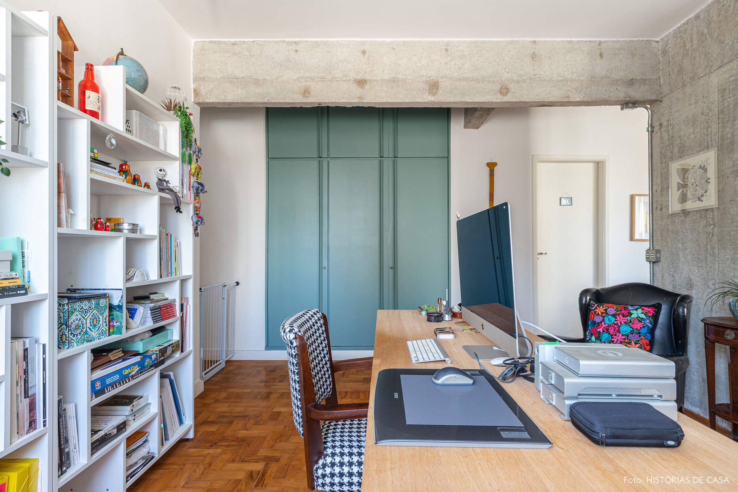 Escritório com parede de concreto e porta verde