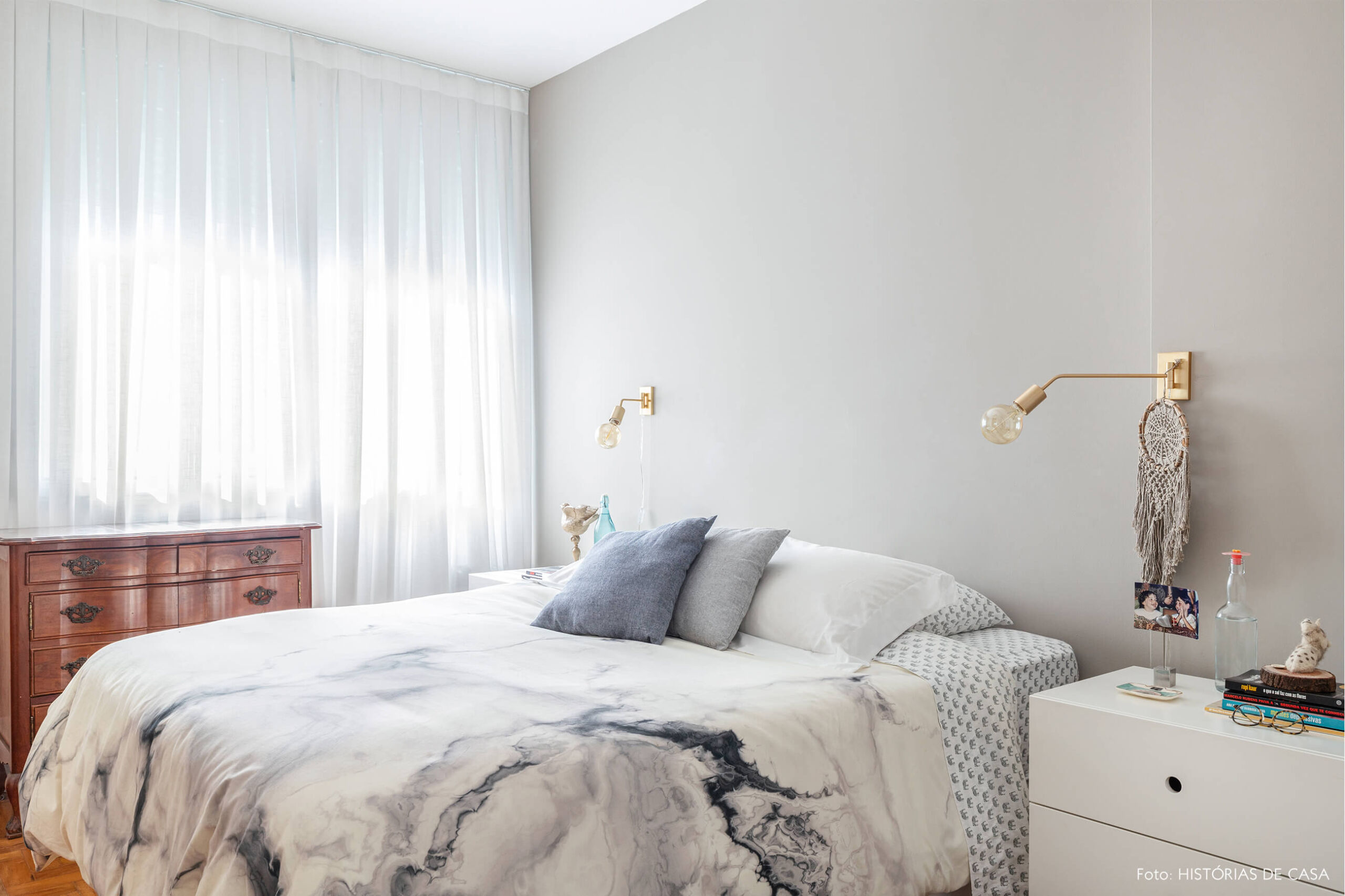 Quarto com parede cinza e estante madeira