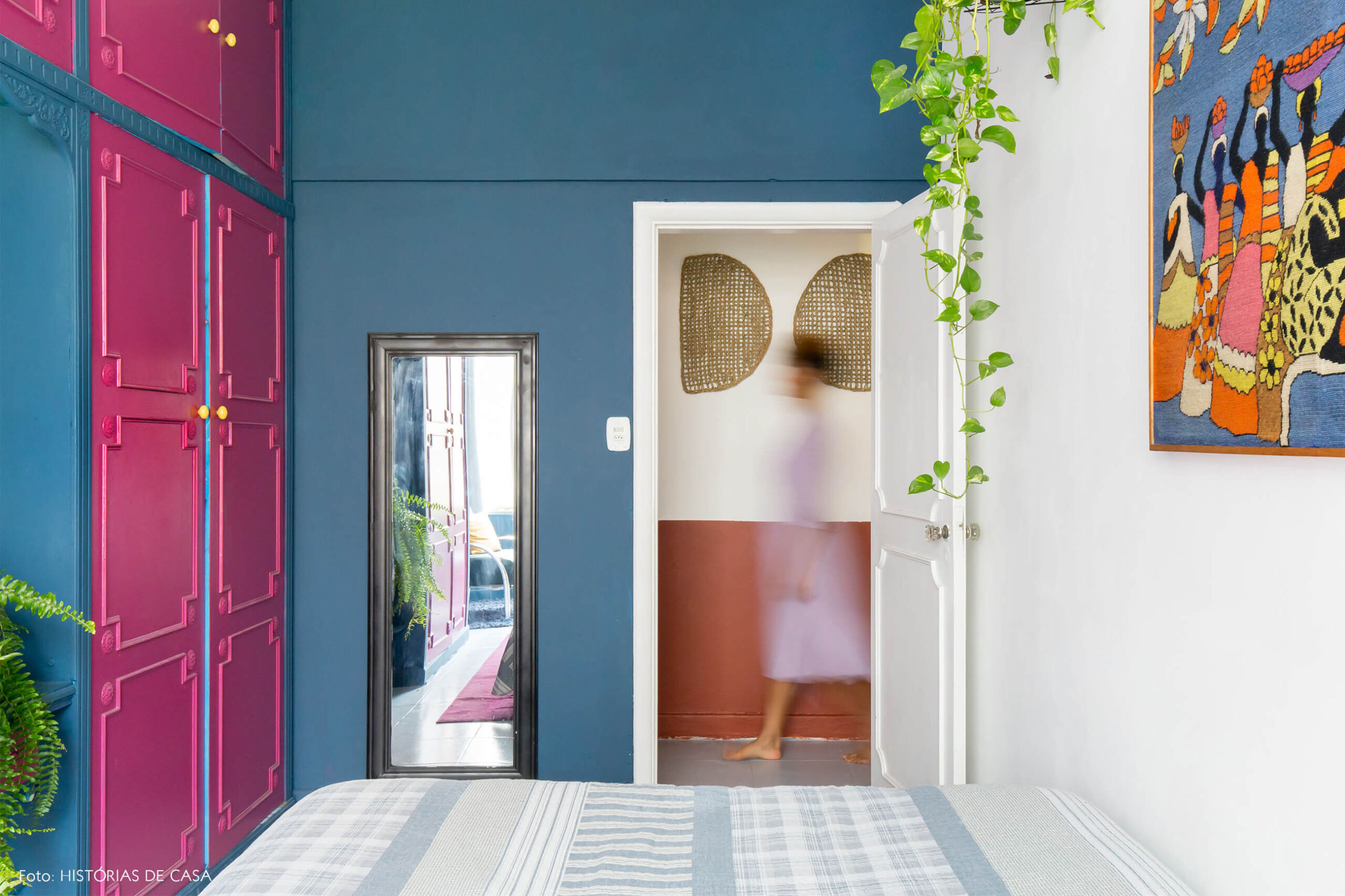 quarto-armarios-rosa-e-azul-plantas-espelho-moldura-preta-parede-branca-tapecaria-estampa