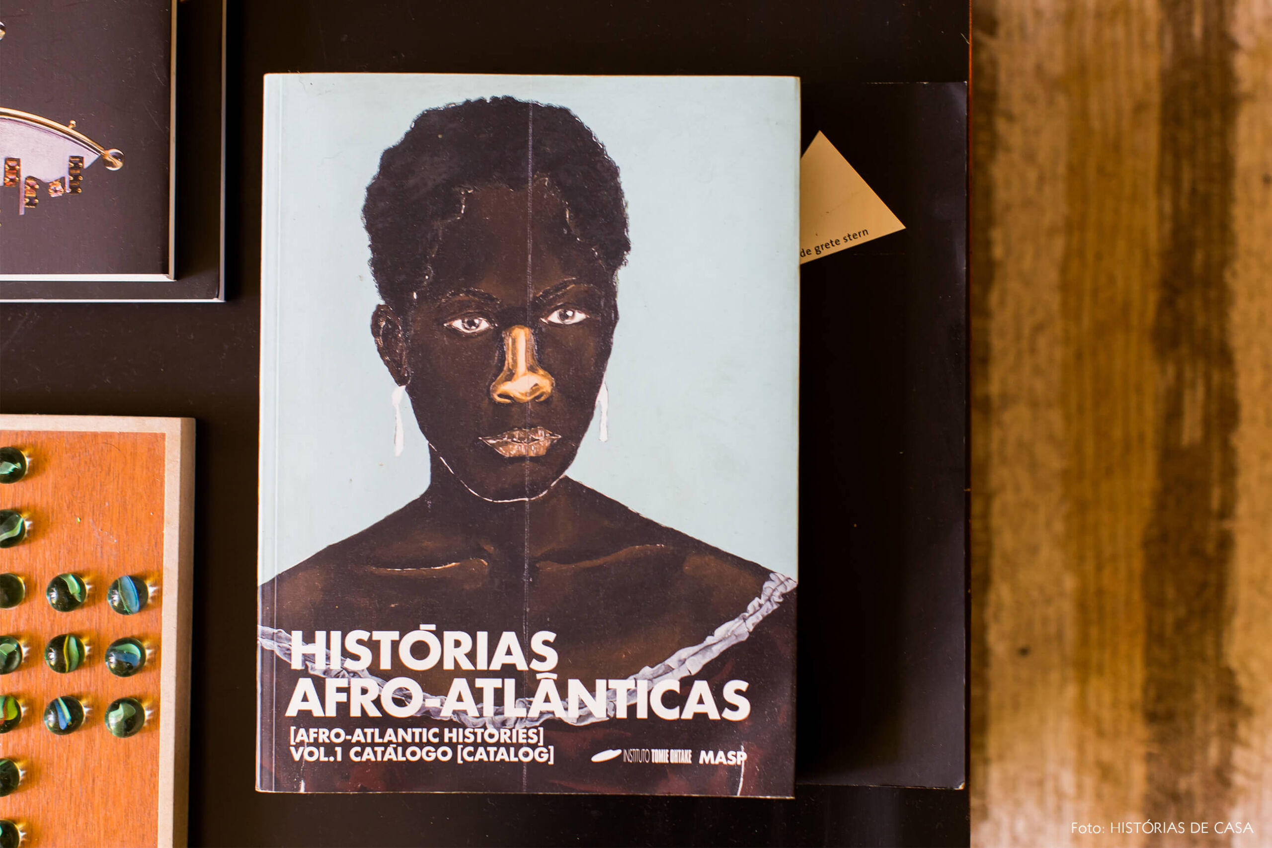 detalhe-livros-mesa-madeira