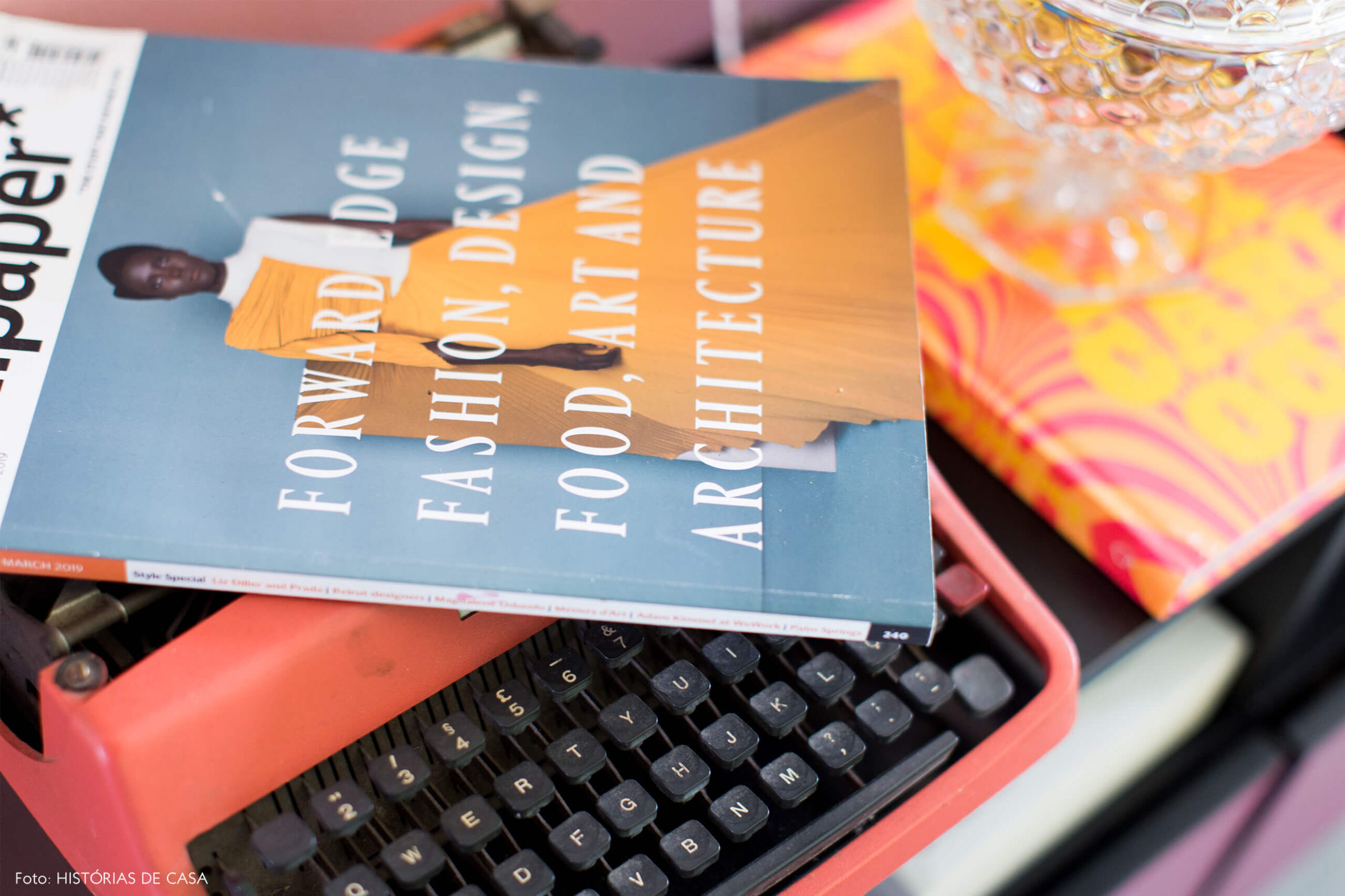detalhe-maquina-de-escrever-laranja-revista