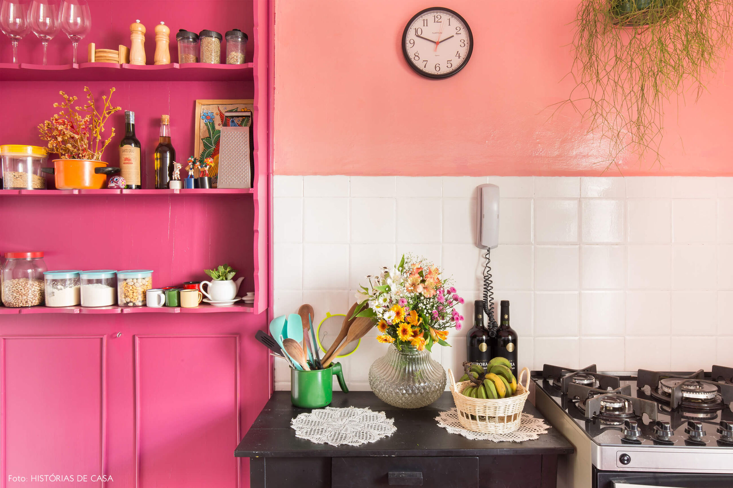 cozinha-parede-rosa-armario-rosa-azulejo-branco-mesa-preta
