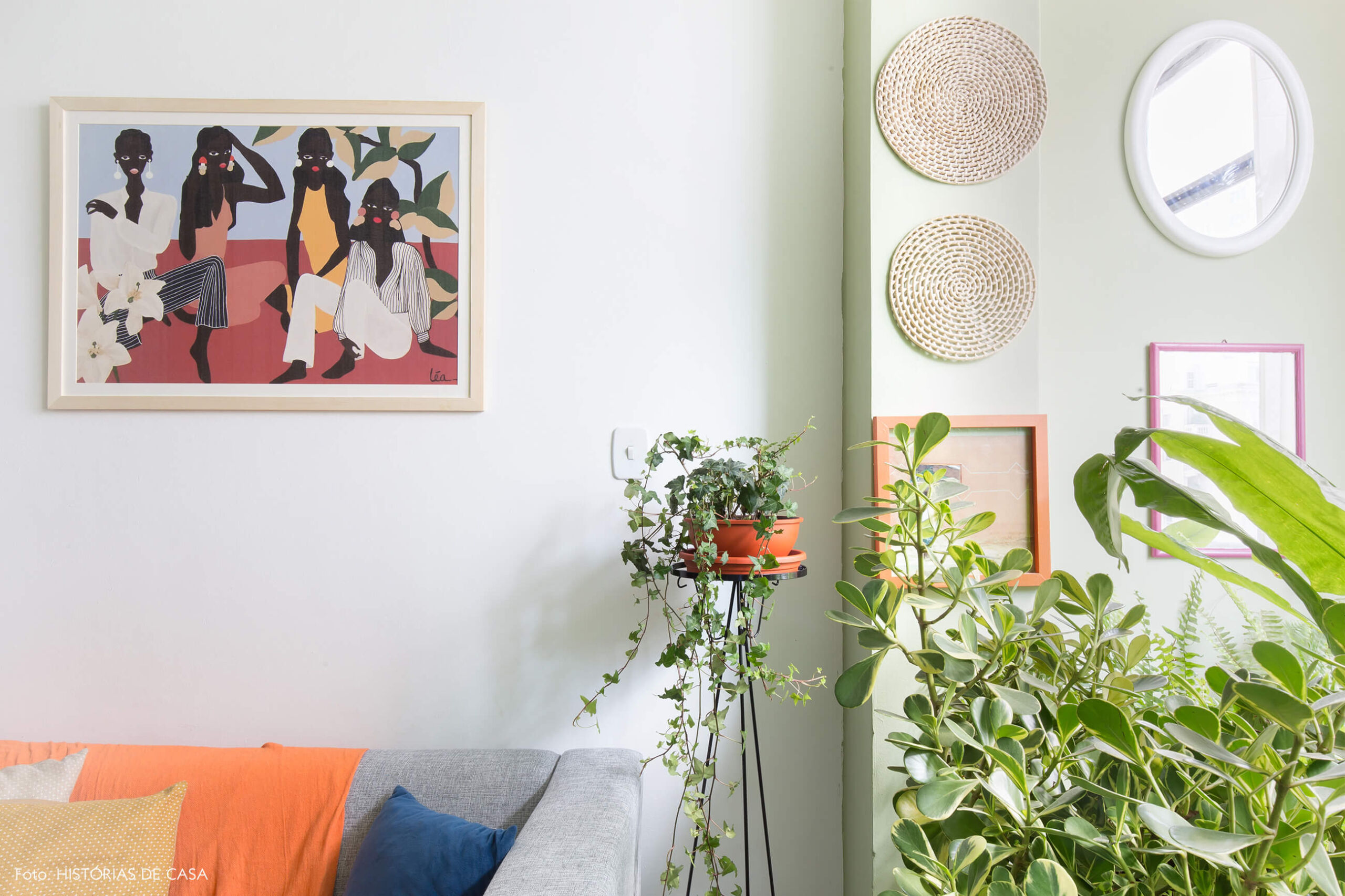 sala-quadro-pintura-parede-verde-sofa-cinza-almofadas-coloridas-plantas