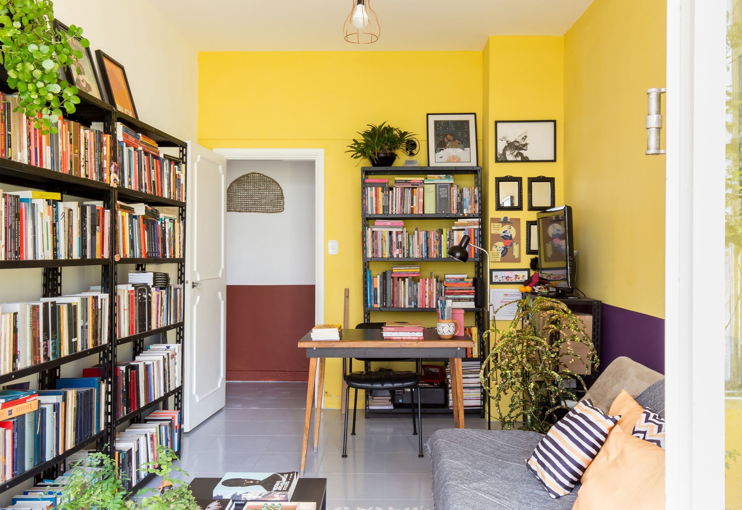 home-office-parede-amarela-e-roxa-corredor-parede-vermelha-sofa-cinza-plantas