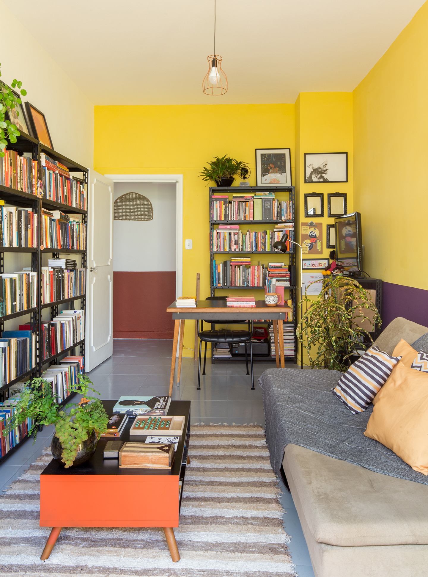 HOME OFFICE AMARELO E ROXO