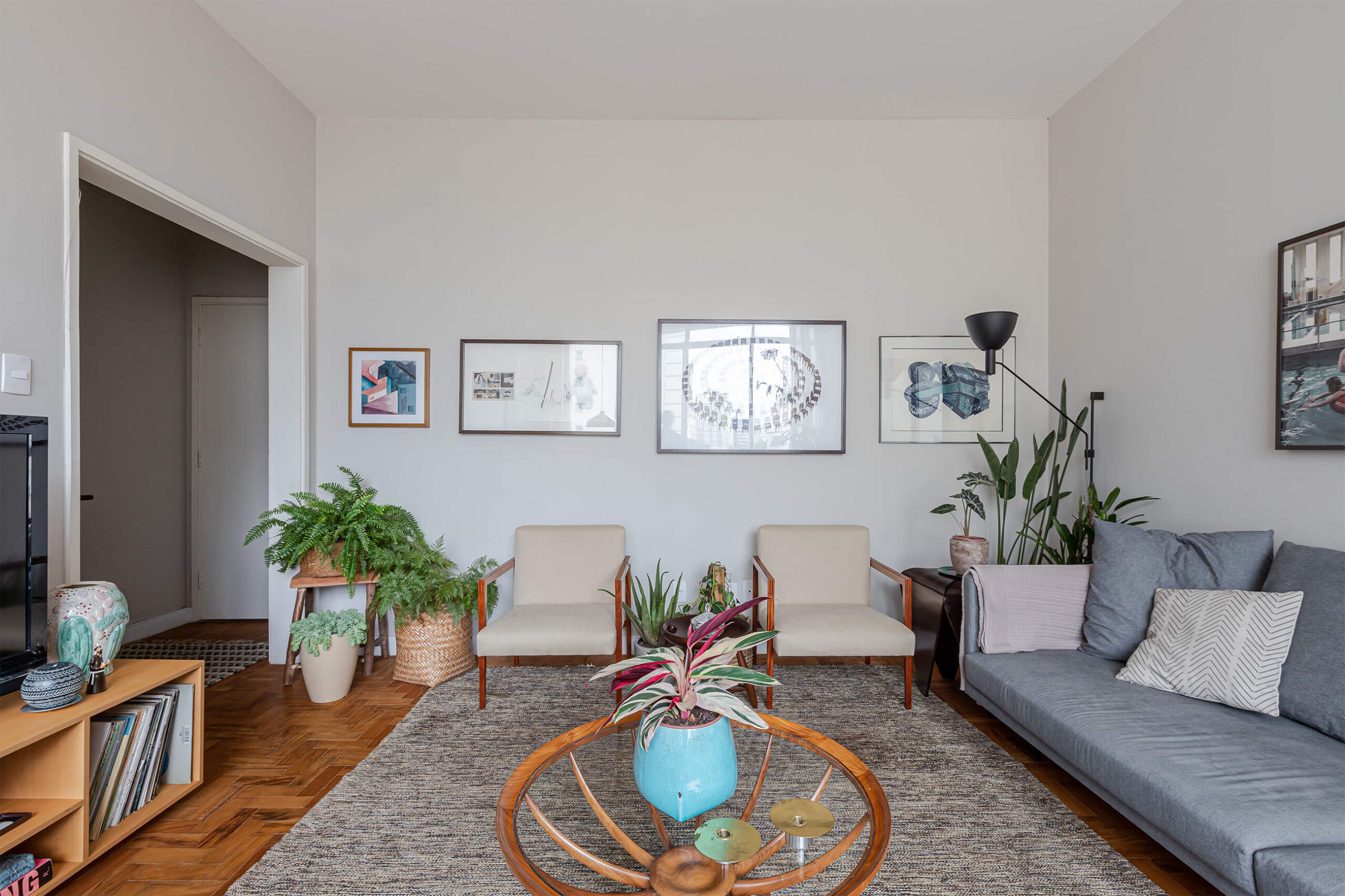 sala-tapete-sofa-cinza-mesa-madeira-vieo-vaso-azul