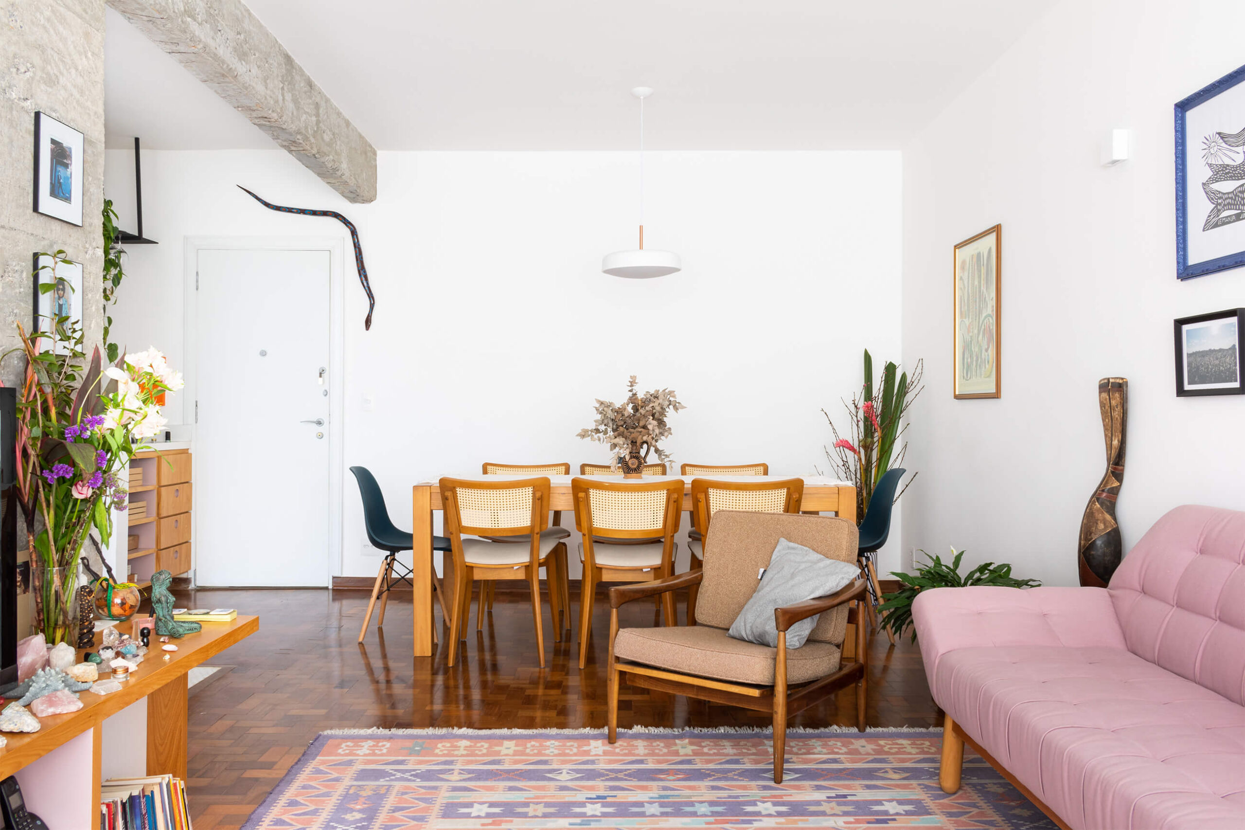 SALA-SOFA-ROSA-PAREDE-CONCRETO-MESA-JANTAR-CADEIRAS-MADEIRA-TAPETE-ESTAMPAD