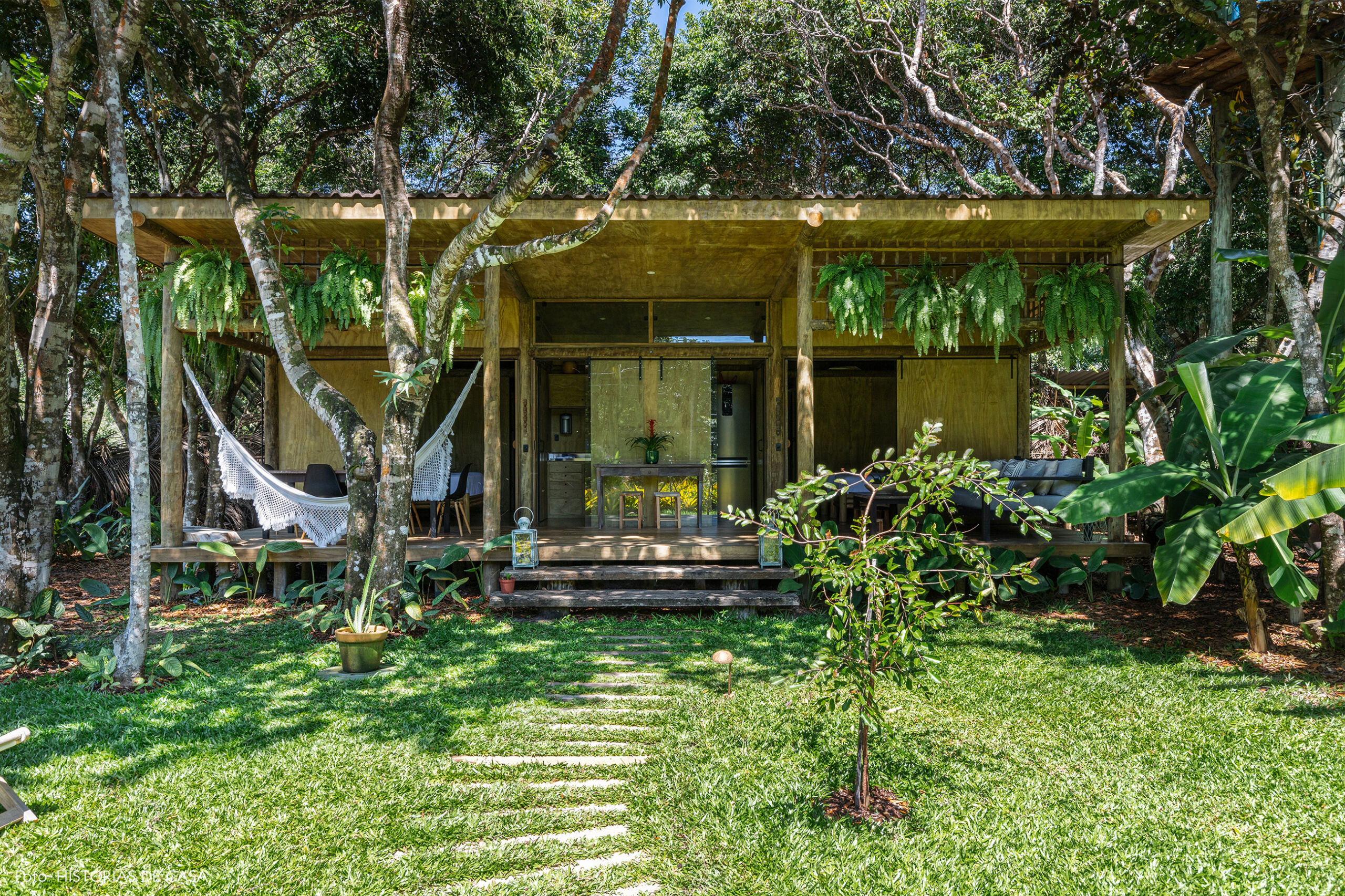 hotel-villase7e-16-rede-branca-jardim-luminaria-branca-chao-mesa-bancos-madeira