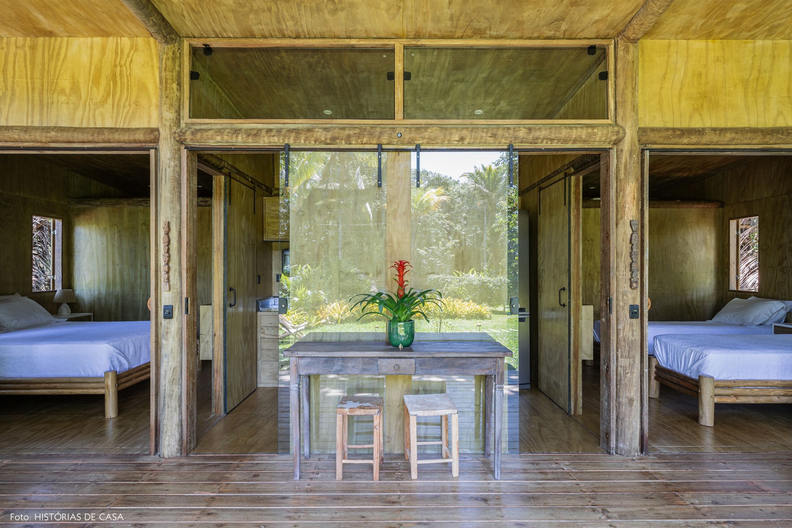 trancoso-decoracao-hotel-villase7e-19-quartos-cama-branca-piso-parede-teto-madeira-mesa-madeira-vaso-verde-bromelia