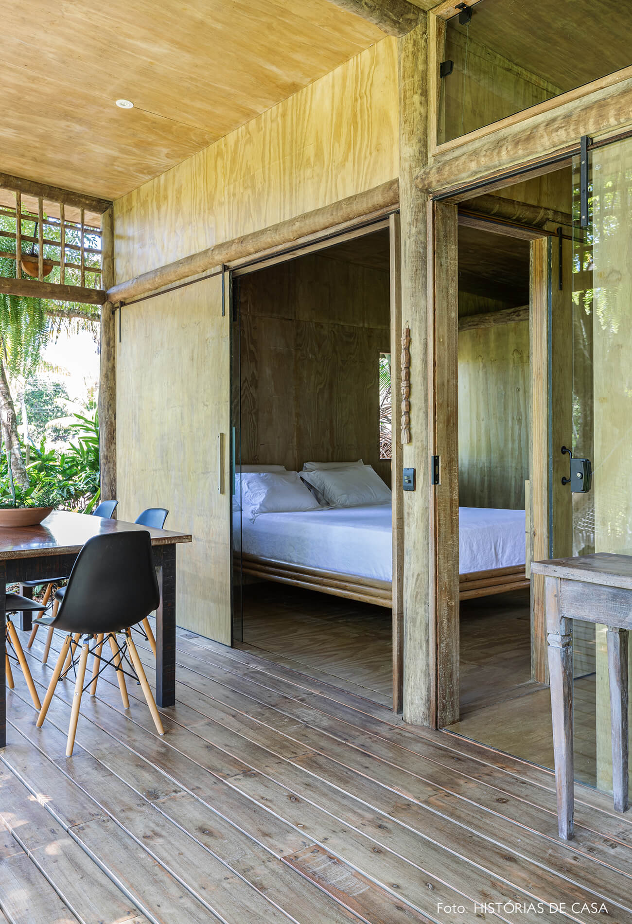 trancoso-decoracao-hotel-villase7e-21-quarto-varanda-piso-madeira-cama-branca-cadeira-eames-preta