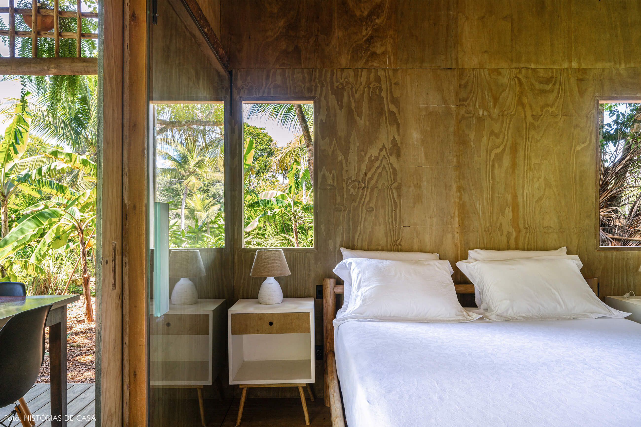 trancoso-decoracao-hotel-villase7e-23-quarto-cama-branca-mesa-madeira-branca-abajur-branco-cadeira-eames-preta