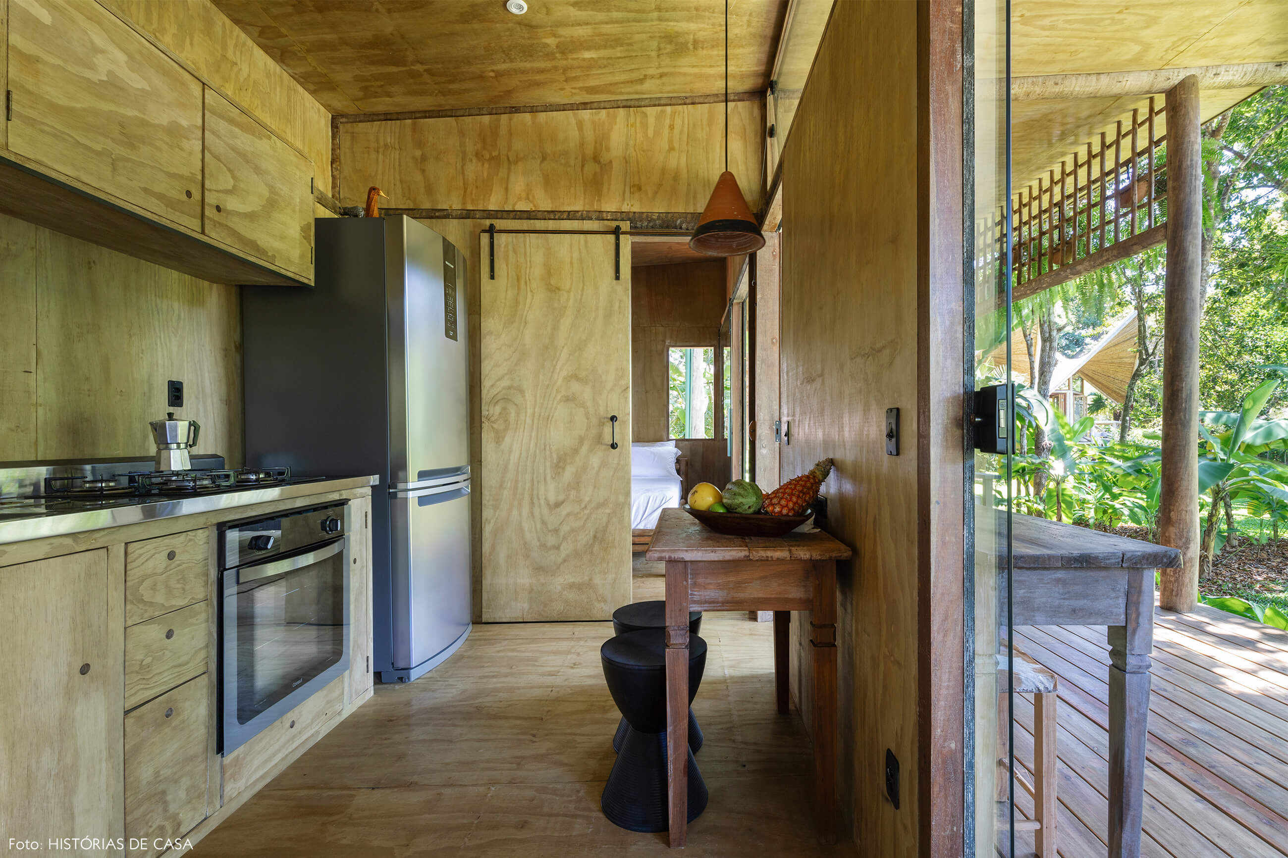 trancoso-decoracao-hotel-villase7e-27-cozinha-bancos-pretos-mesa-madeira-cafeteira-italiana-luminaria-laranja