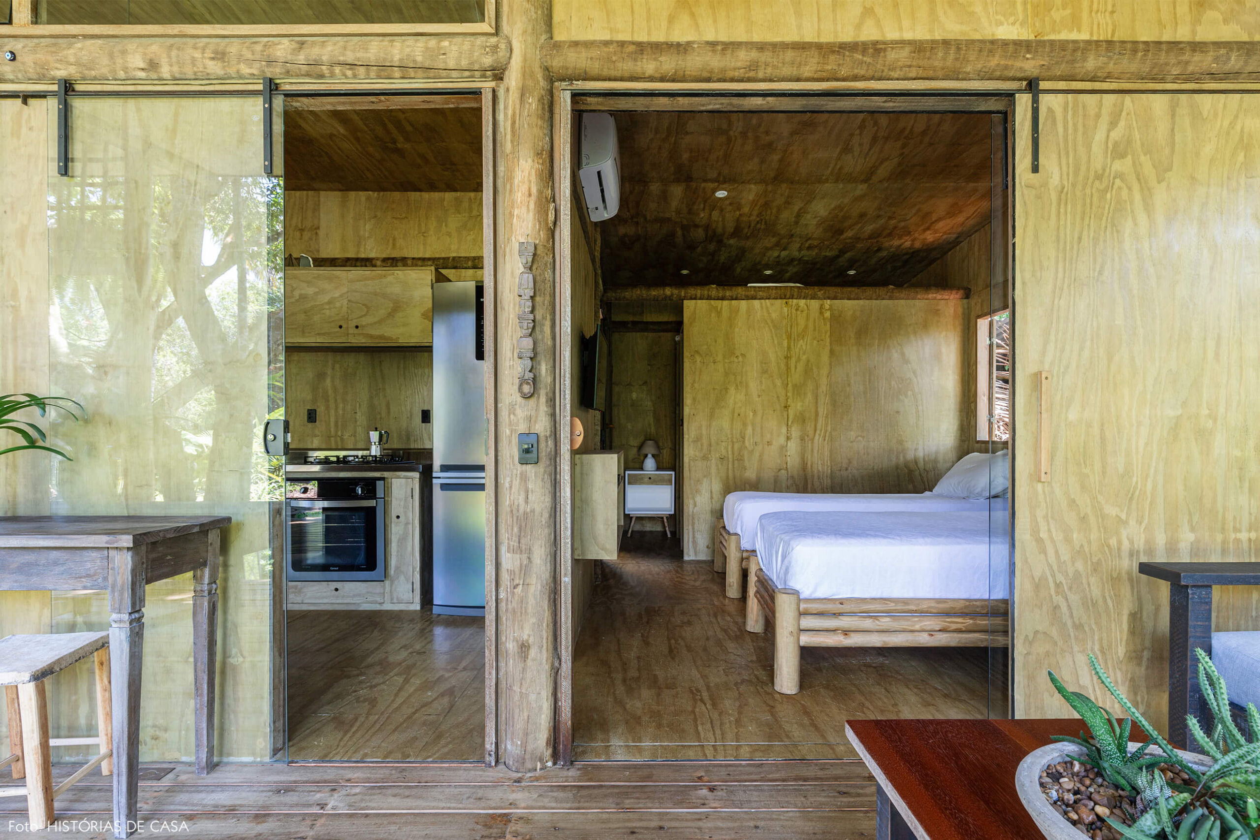 trancoso-decoracao-hotel-villase7e-29-piso-teto-parede-madeira-mesa-banco-cama-madeira-mesa-e-abajur-branco