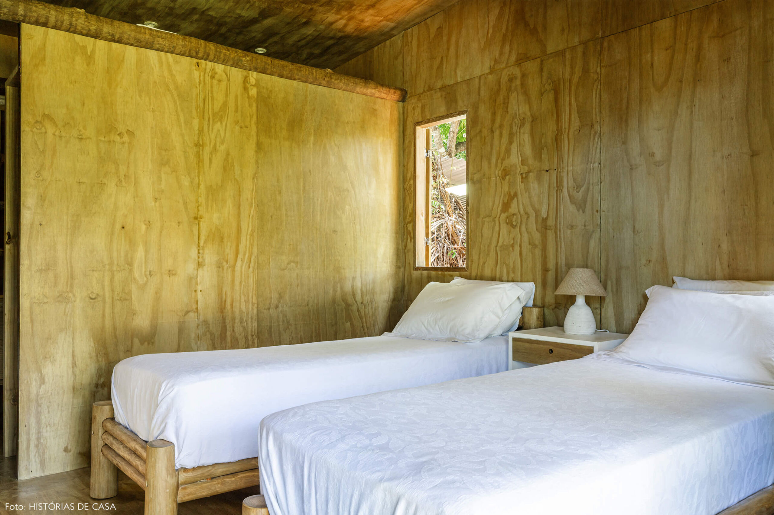 trancoso-decoracao-hotel-villase7e-30-quarto-parede-piso-teto-madeira-abajur-branco