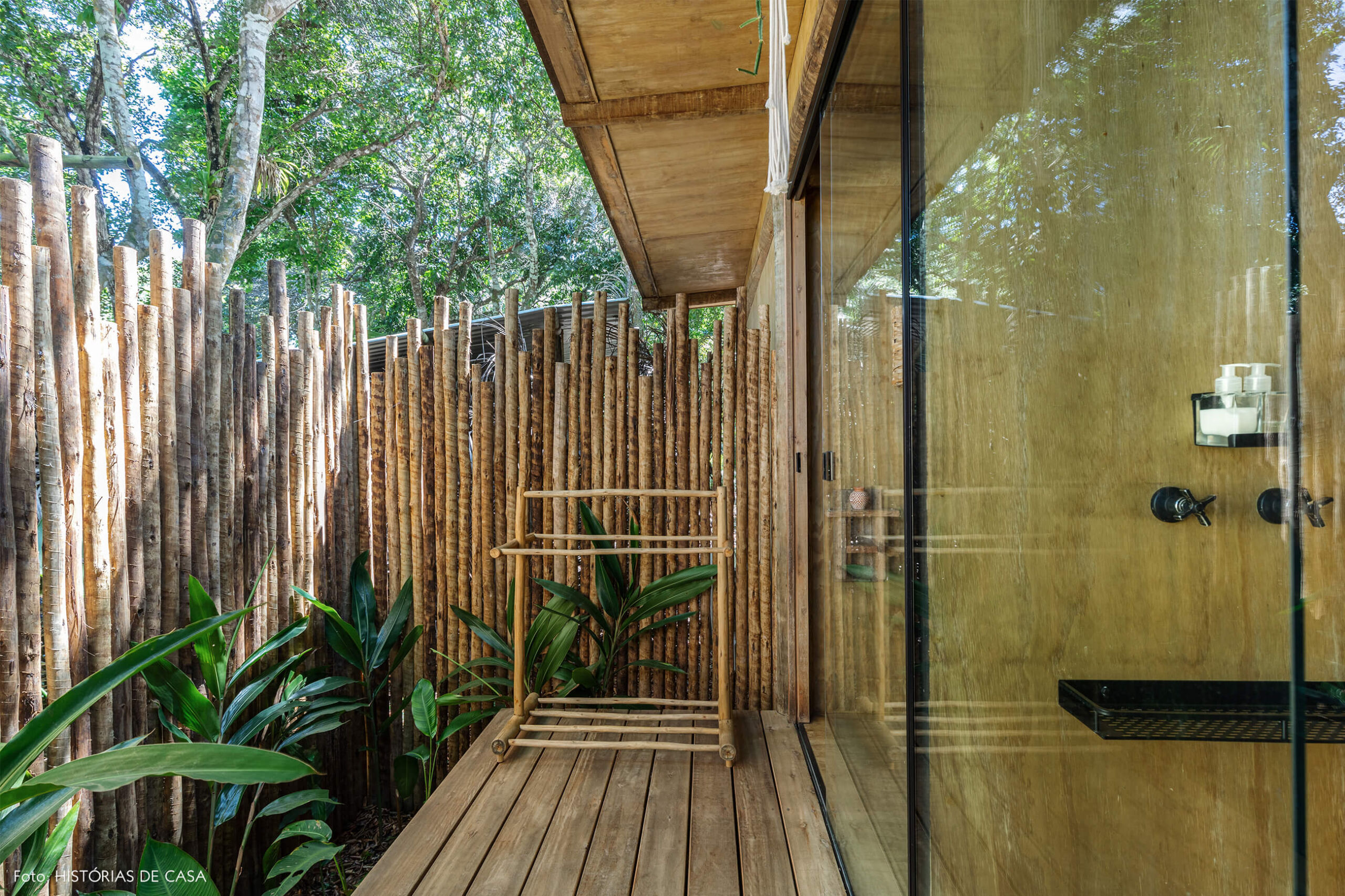 trancoso-decoracao-hotel-villase7e-31-banheiroporta-vidro-muro-bambus-jardim