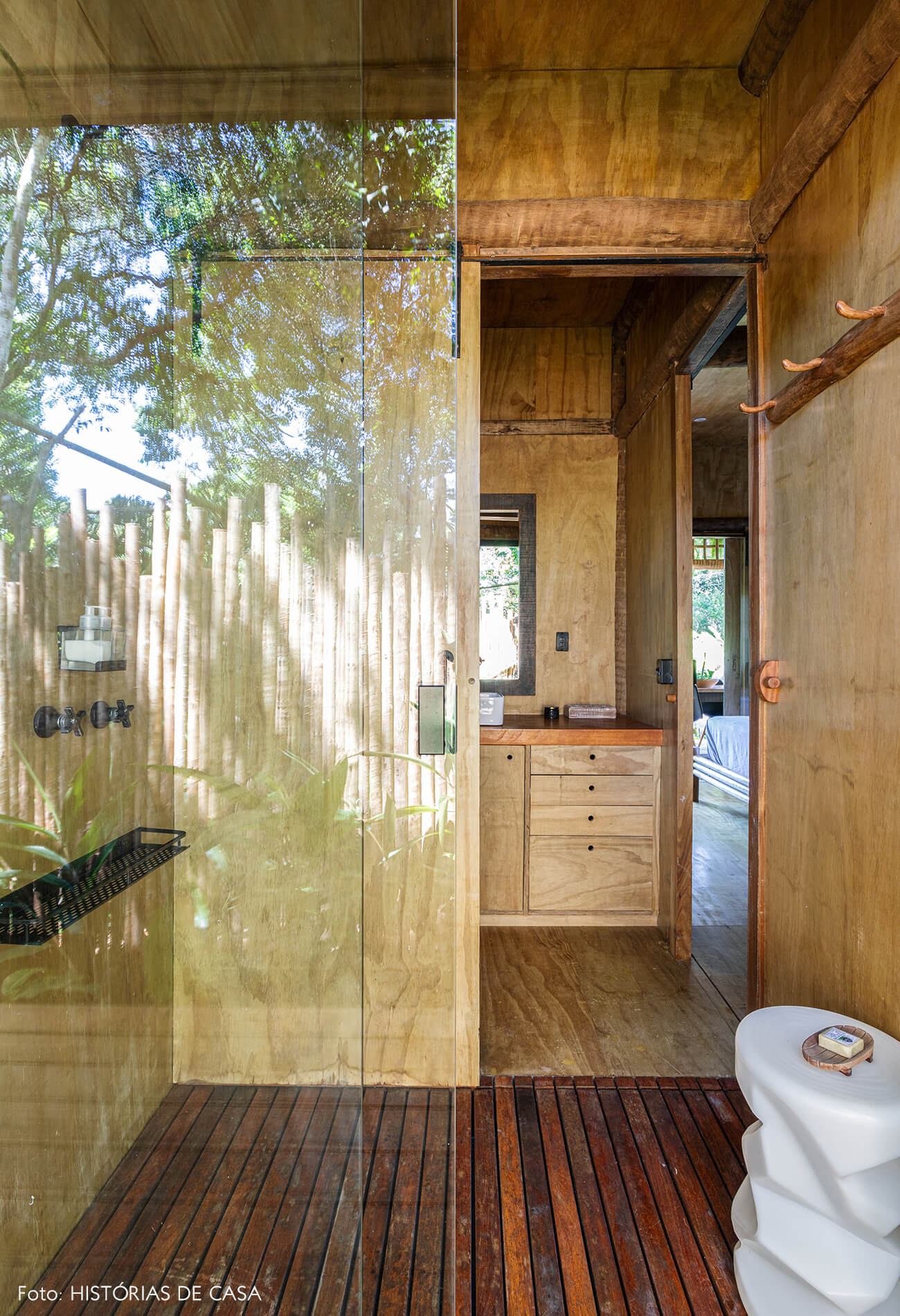 trancoso-decoracao-hotel-villase7e-32-banheiro-piso-e-parede-de-madeira-porta-vidro