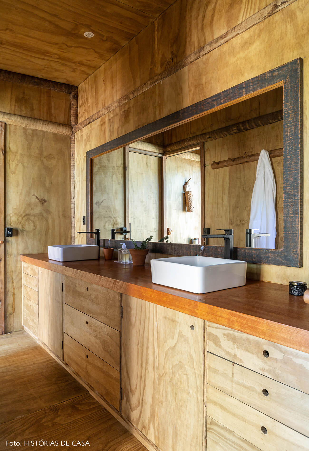 trancoso-decoracao-hotel-villase7e-33-banheiro-chao-estante-armario-piso-parede-moldura-espelho-madeira