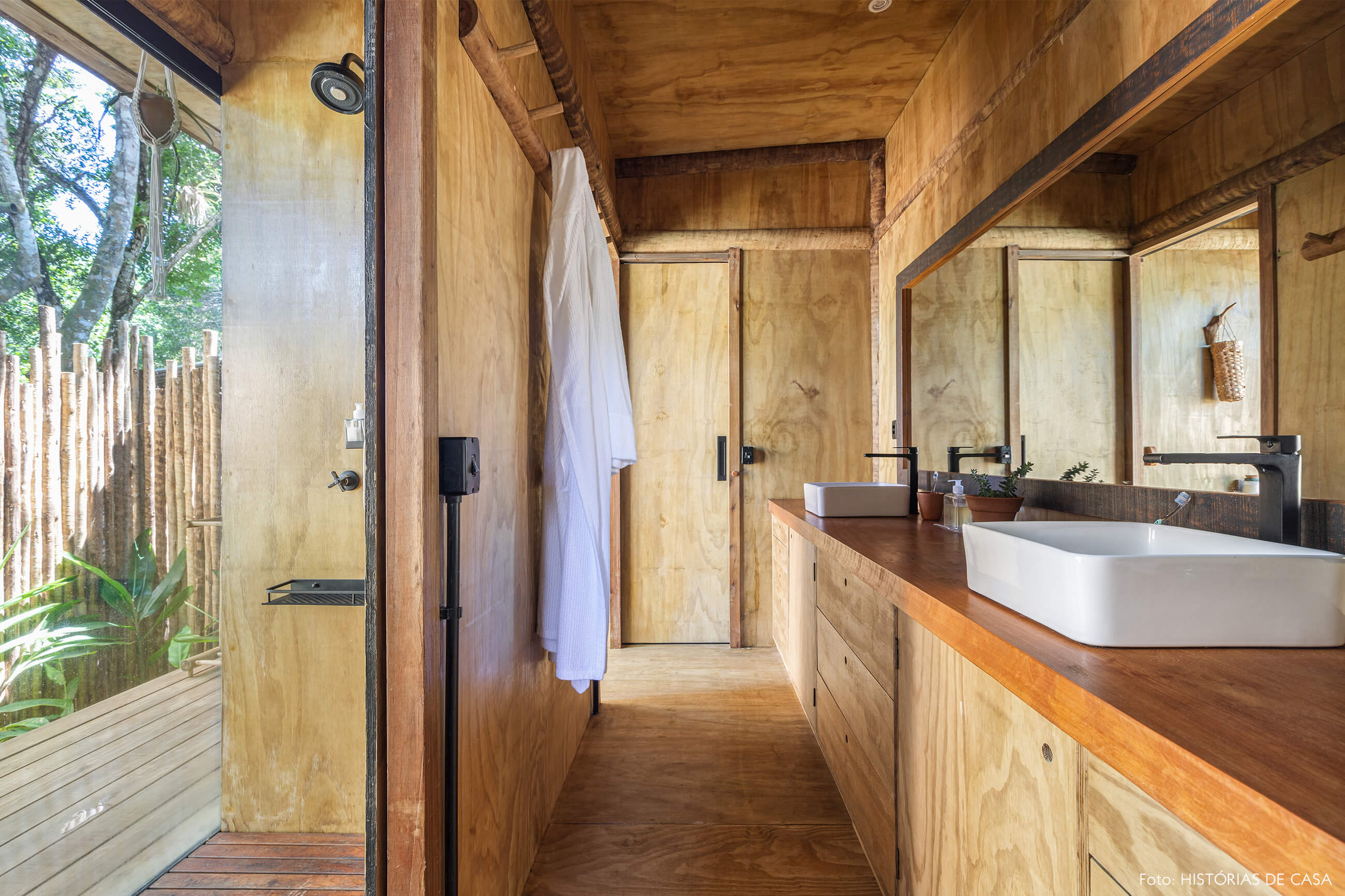 trancoso-decoracao-hotel-villase7e-34-banheiro-parede-piso-teto-madeira-jardim-macrame